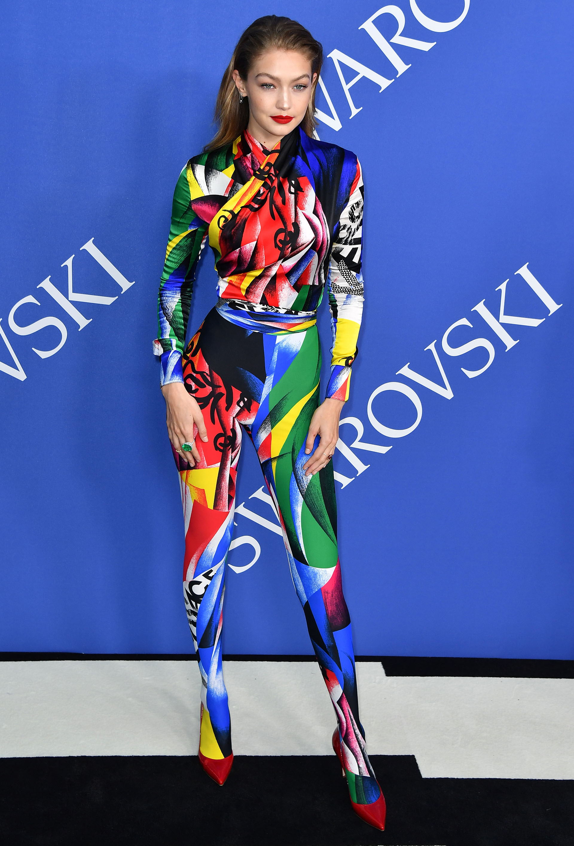 Gigi Hadid con un total look por Versace