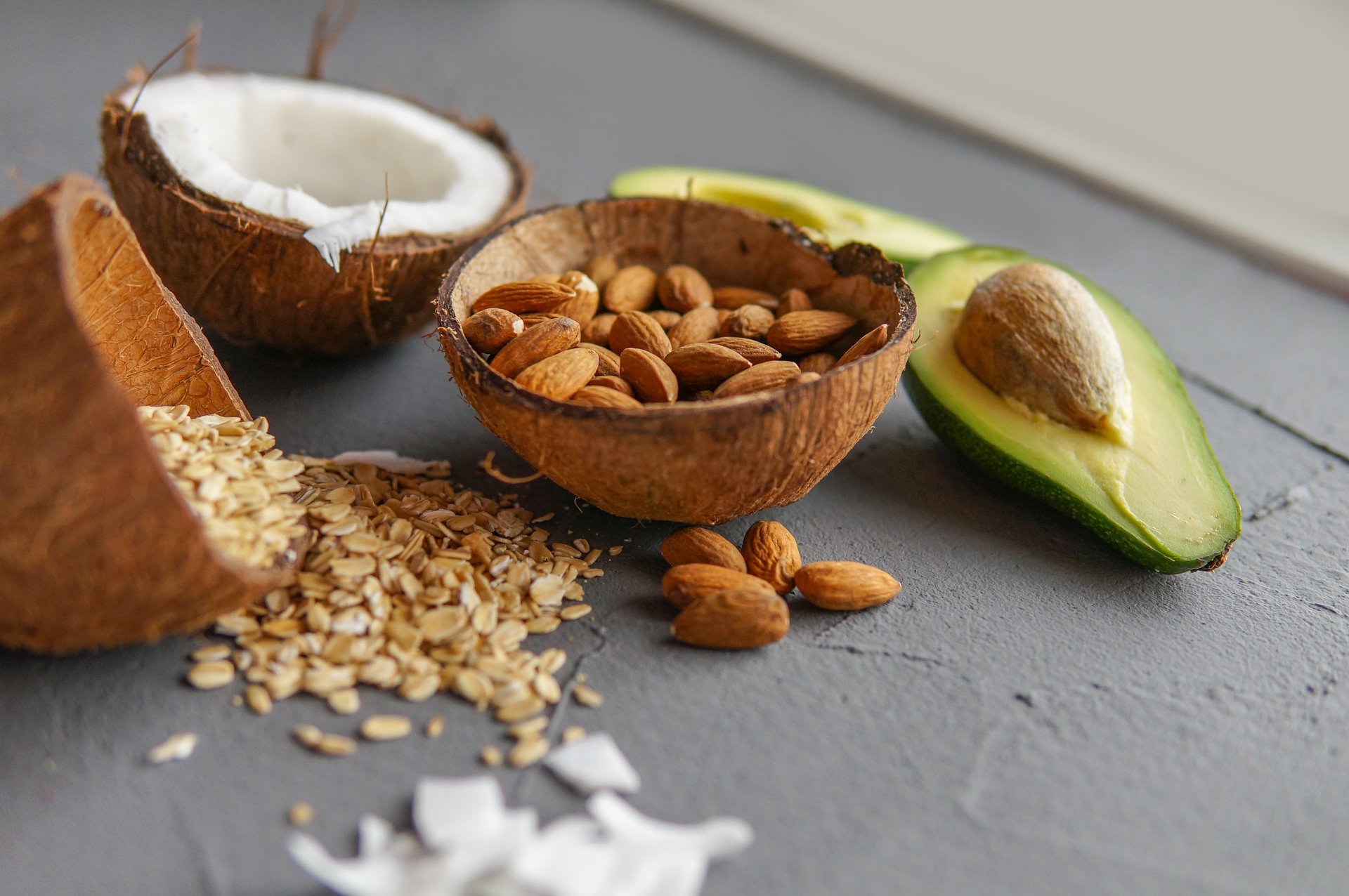 Coco, frutas secas y palta, tres infaltables en los desayunos de las modelos de Victoria’s Secret (Getty Images)