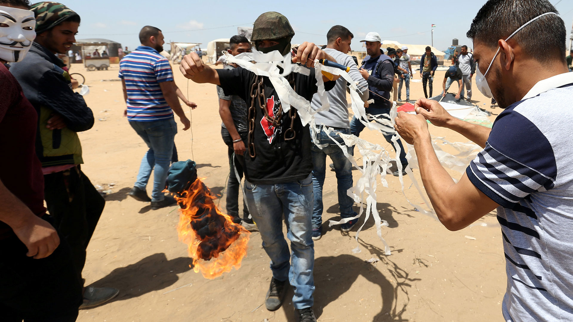 Un grupo de palestinos preparan una cometa incendiaria dentro de Gaza (Reuters)