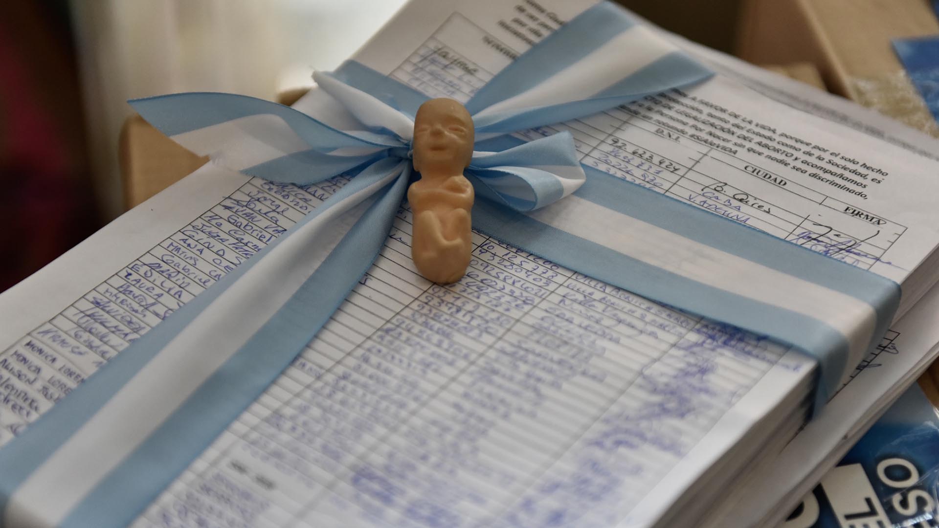 Las firmas fueron entregadas por tres “sobrevivientes del aborto”