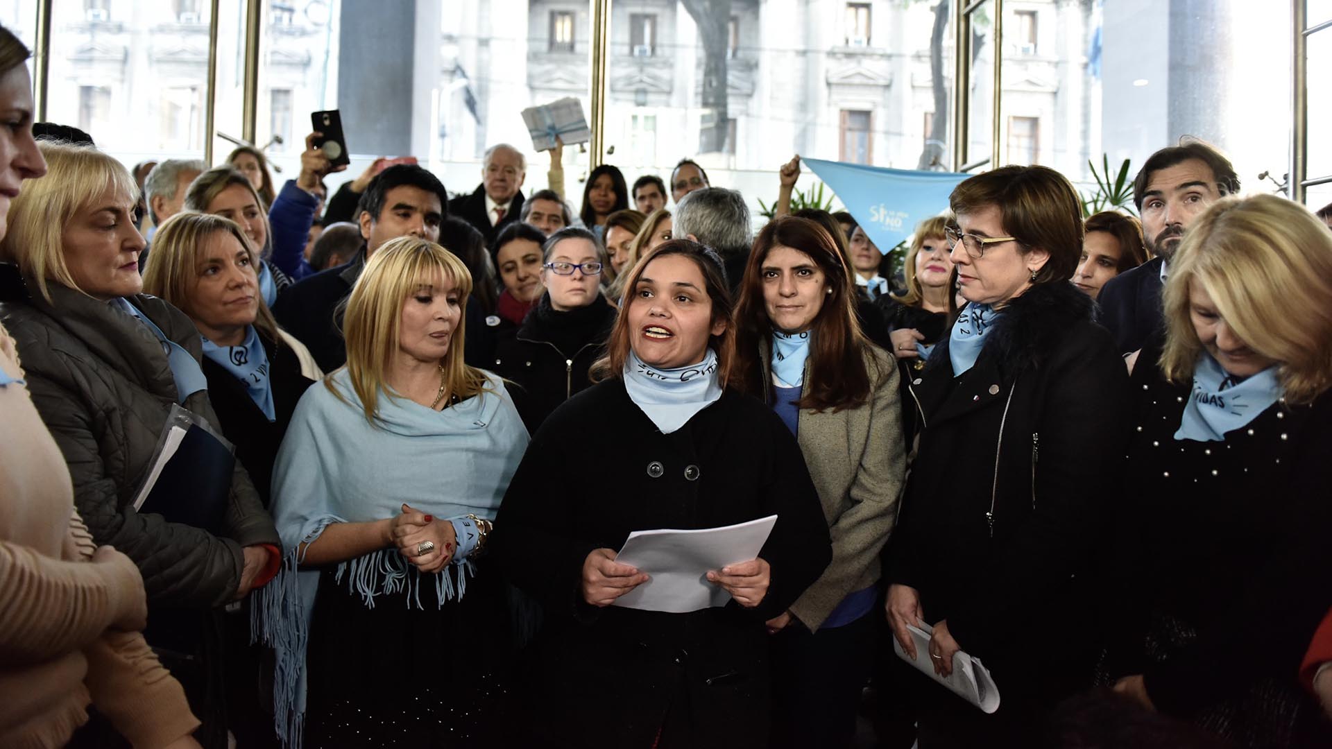 Karina, junto a Javier y María de la Paz, leyó una carta durante la entrega de firmas en nombre de los “sobrevivientes del aborto”