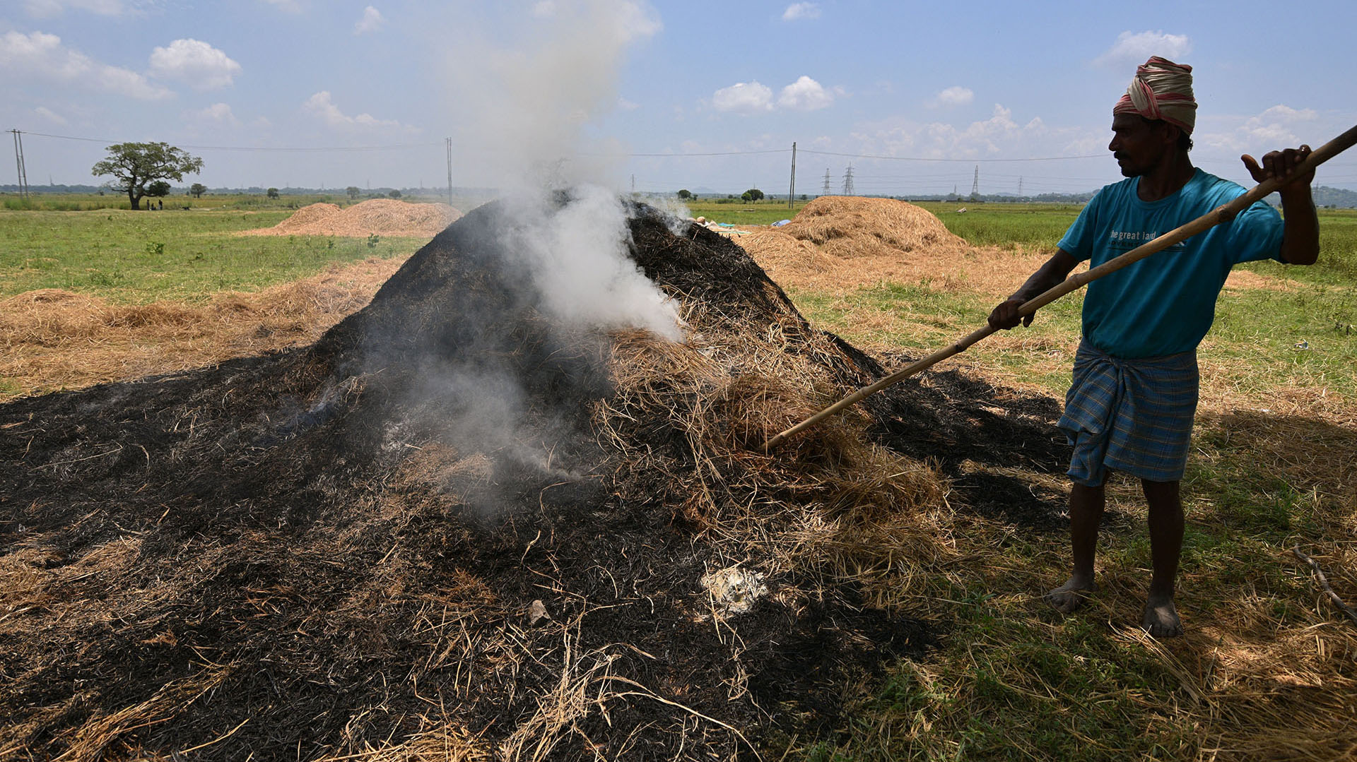Un trabajador rural quema basura en un campo en la ciudad de Mayong en el noreste de Assam, India (REUTERS/Anuwar Hazarika)