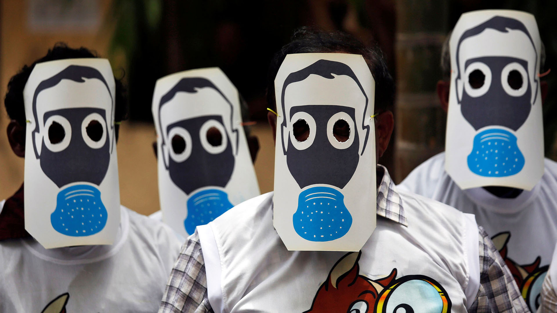 Manifestantes protestan contra la contaminación ambiental con máscaras que simulan máscaras de gas, en el Día Mundial del Medio Ambiente en Mumbai, India (REUTERS/Francis Mascarenhas)