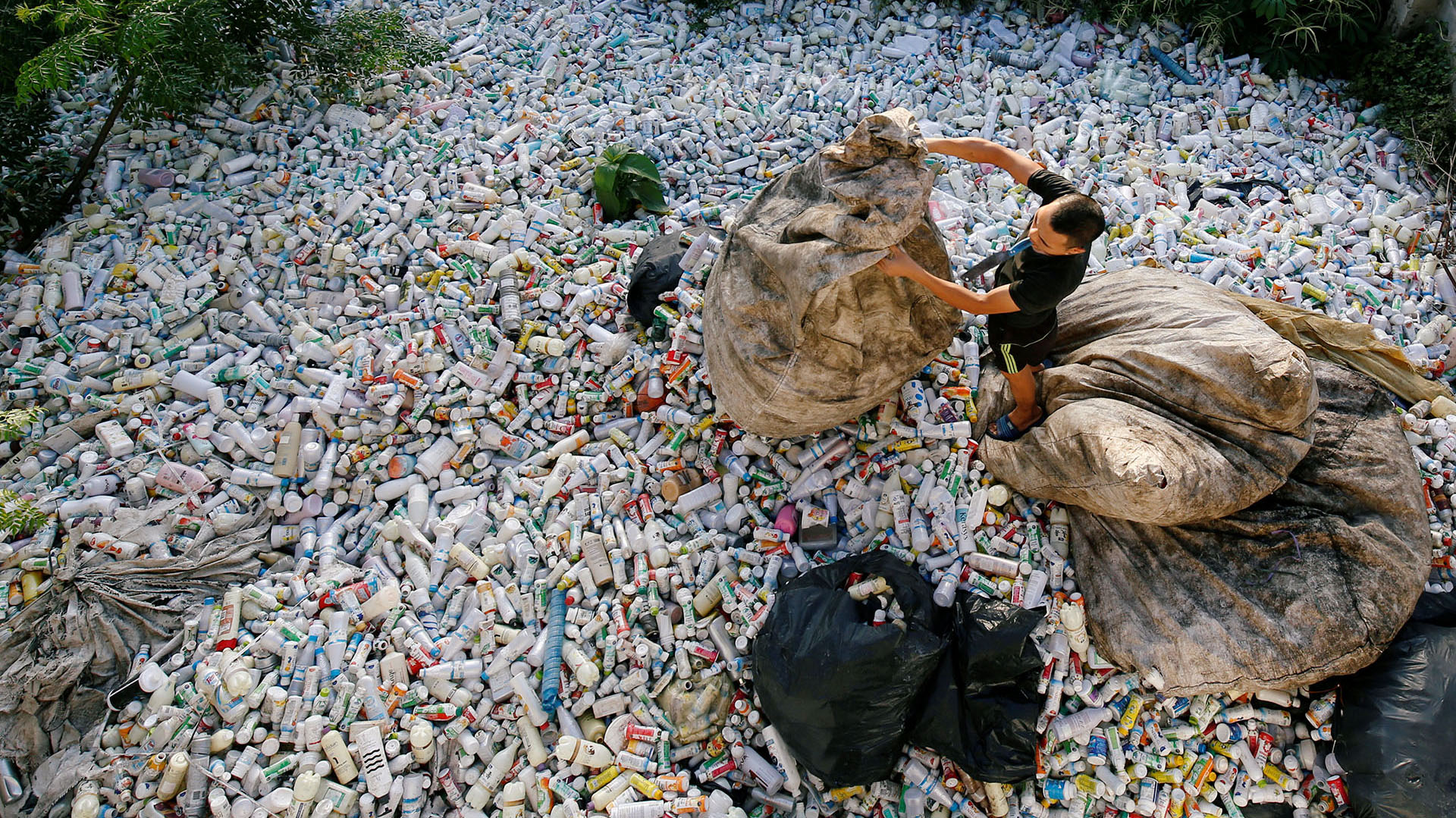 Un vietnamita recicla botellas de plástico en la ciudad de Xa Cau, en las afueras de Hanoi, Vietnam (REUTERS/Kham)