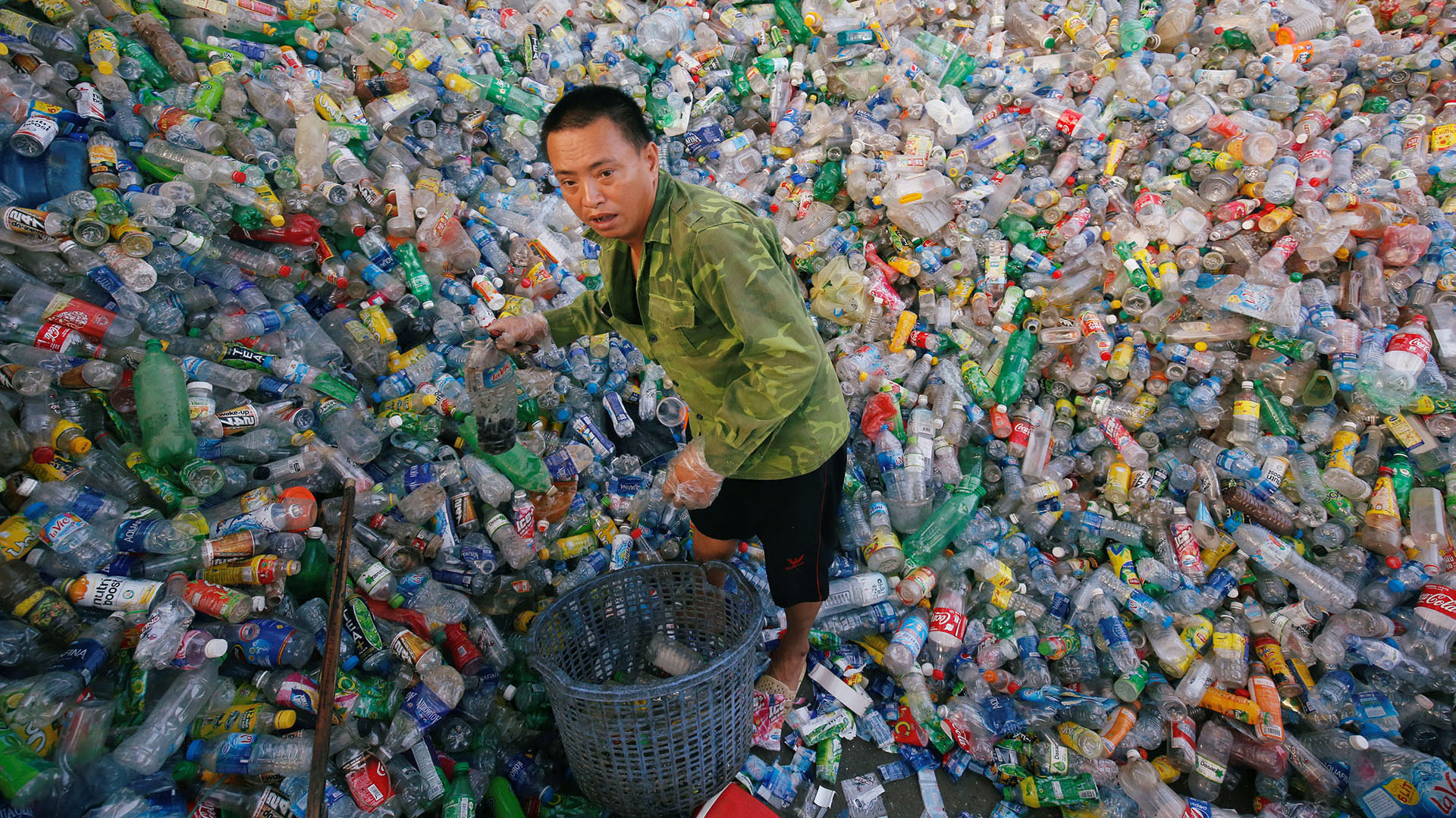 Un vietnamita recicla botellas de plástico en la ciudad de Xa Cau, en las afueras de Hanoi, Vietnam (REUTERS/Kham)