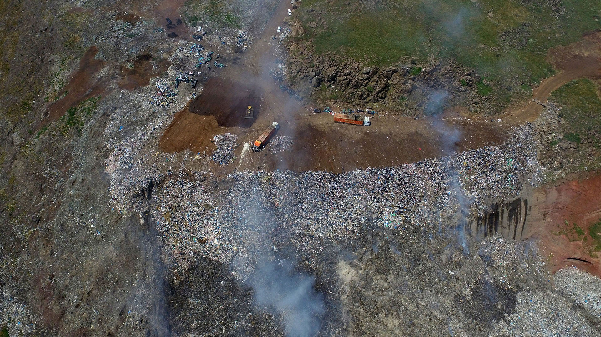 Columnas de humo ascienden desde un basural en el Día Mundial del Medio Ambiente en Diyarbakir, Turquía (REUTERS/Umit Bektas)
