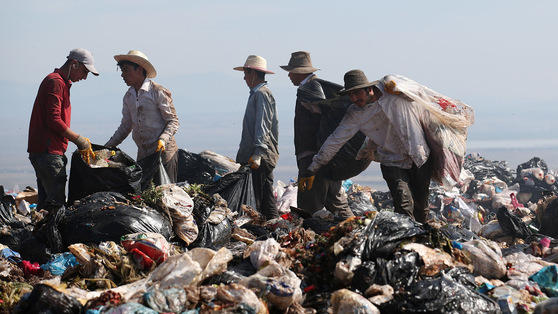 Recolectores de basura buscan deshechos reciclables en un vertedero en Diyarbakir, Turquía (REUTERS/Umit Bektas)