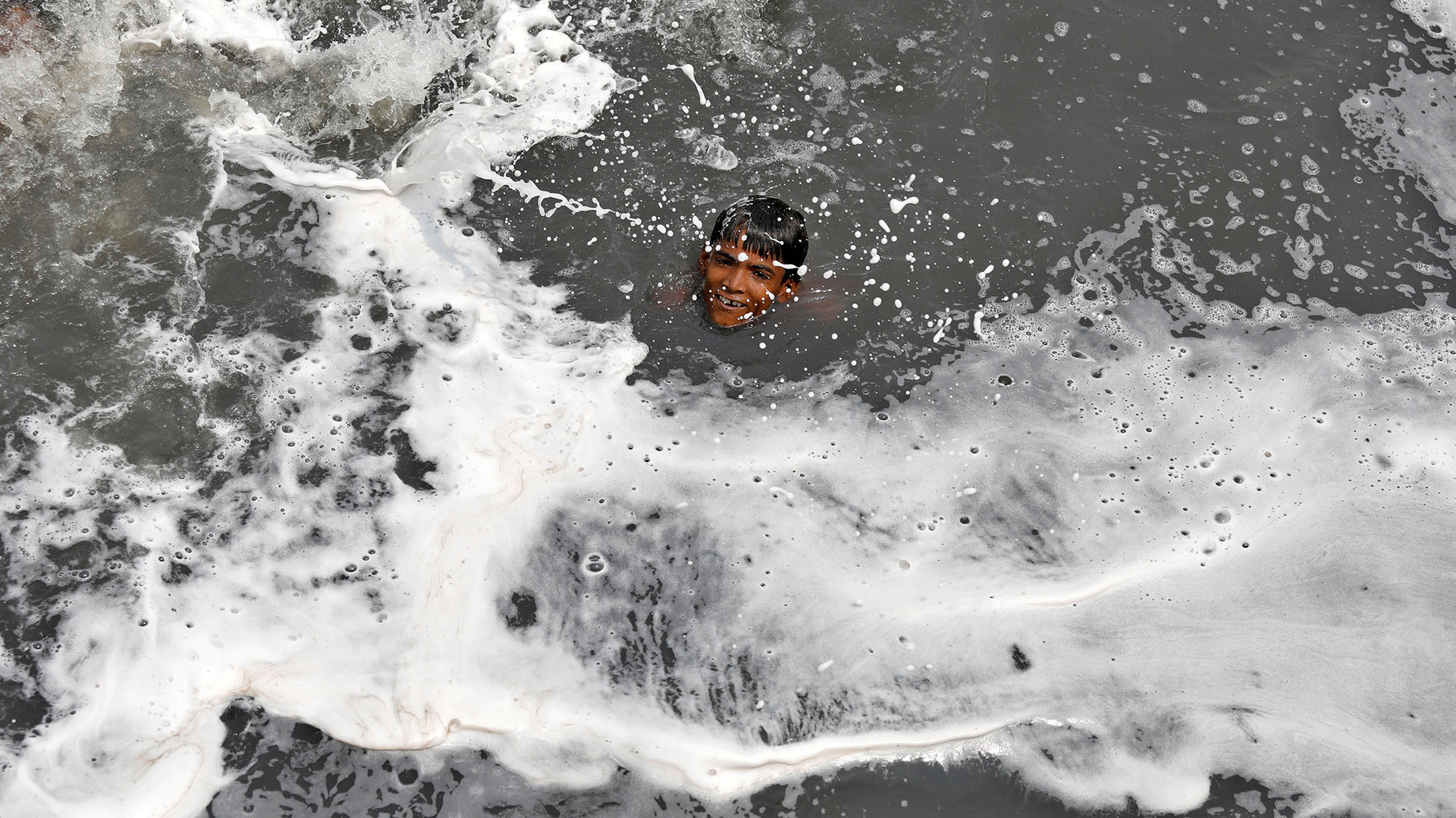 Un niño nada en las contaminadas aguas del Río Yamuna en Nueva Delhi, India (REUTERS/Saumya Khandelwal TPX IMAGES OF THE DAY)