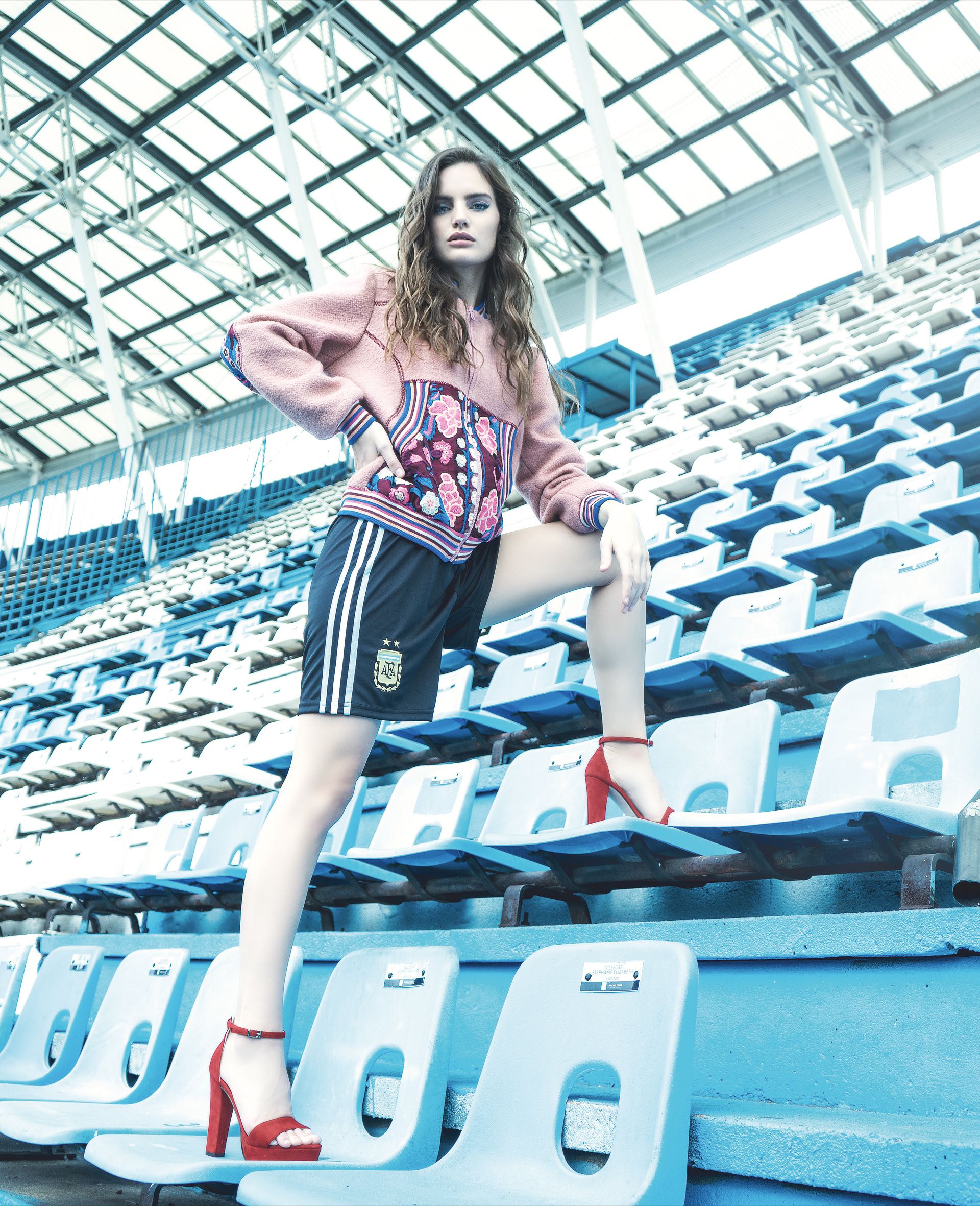 Campera con apliques ($ 5.500, Benito Fernández) y short oficial ($ 1.049, adidas). (Foto: Juan Jauregui/ Para Ti)