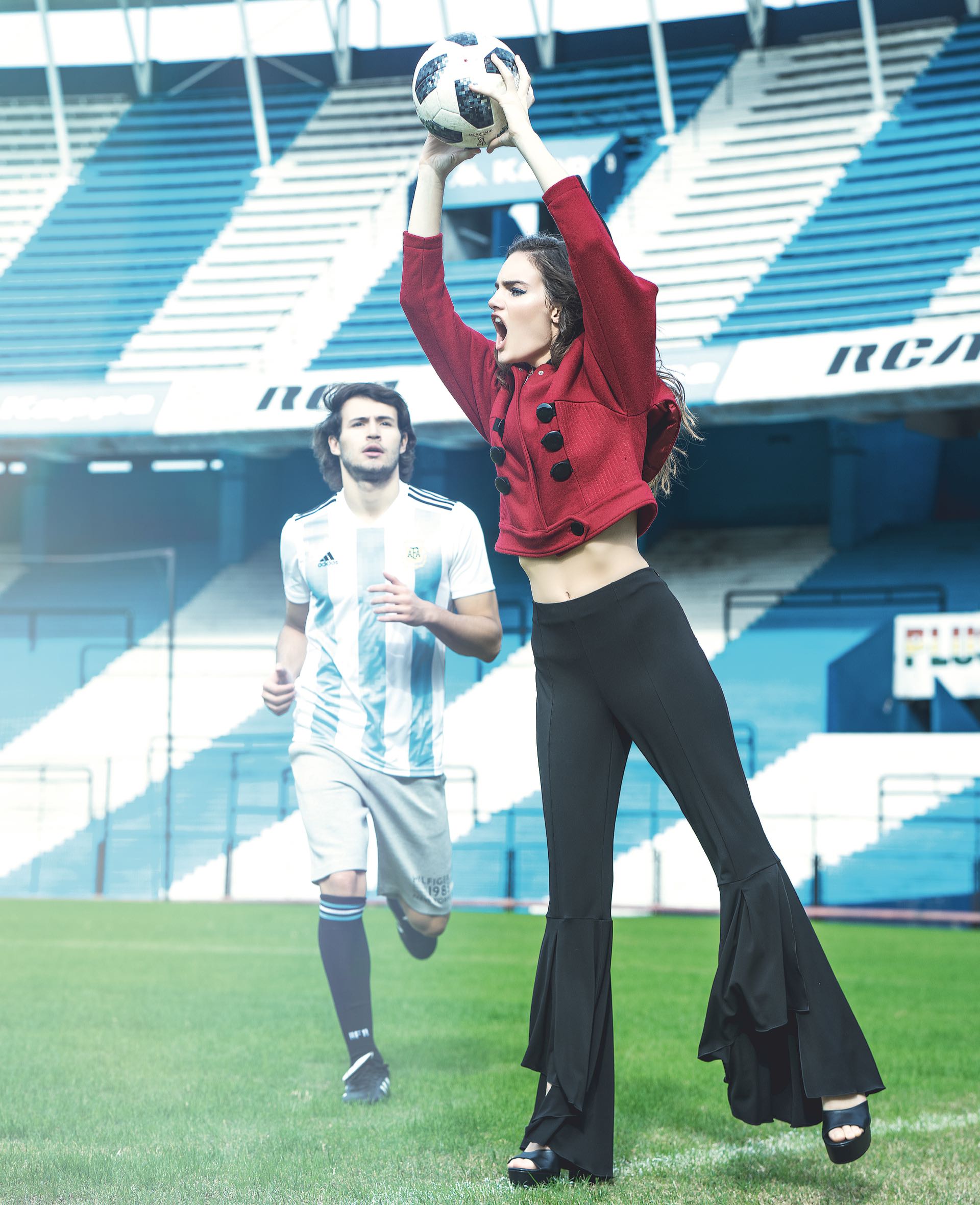 Chaqueta corta ($ 7.980, Perramus), leggings Oxford ($ 3.600, Uma) y zapatos ($ 2.900, Viamo). (Foto: Juan Jauregui/ Para Ti)