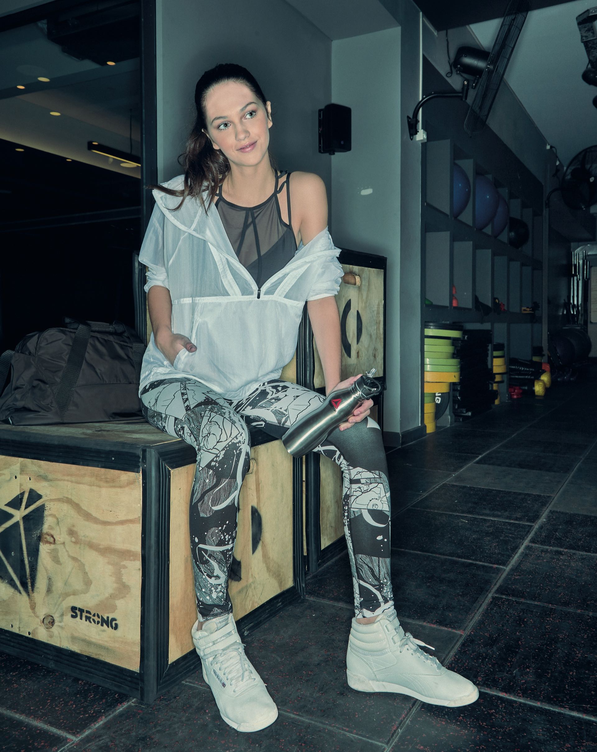 REEBOK. Top con recortes ($ 899), campera con detalles de transparencias ($ 1.999), leggings estampadas ($ 1.199), zapatillas botitas ($ 1.849 ) y bolso de tela de avión ($ 1.199). (Foto: Juan Manuel Rodríguez/ Para Ti)