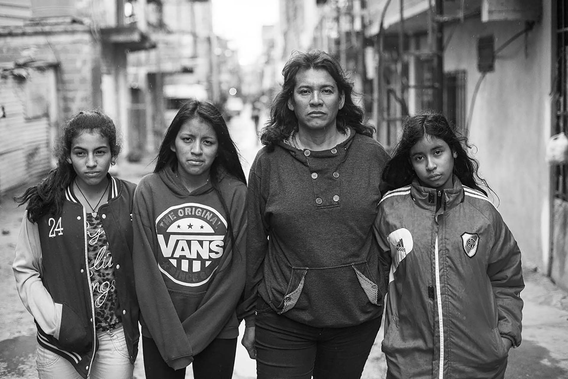 Cinthia Arroyo, bibliotecaria y activista por los derechos de las personas trans en la Villa 31 con sus tres hijas: Amira Ayelen, Nahir Daiana y Zamira Nahomi