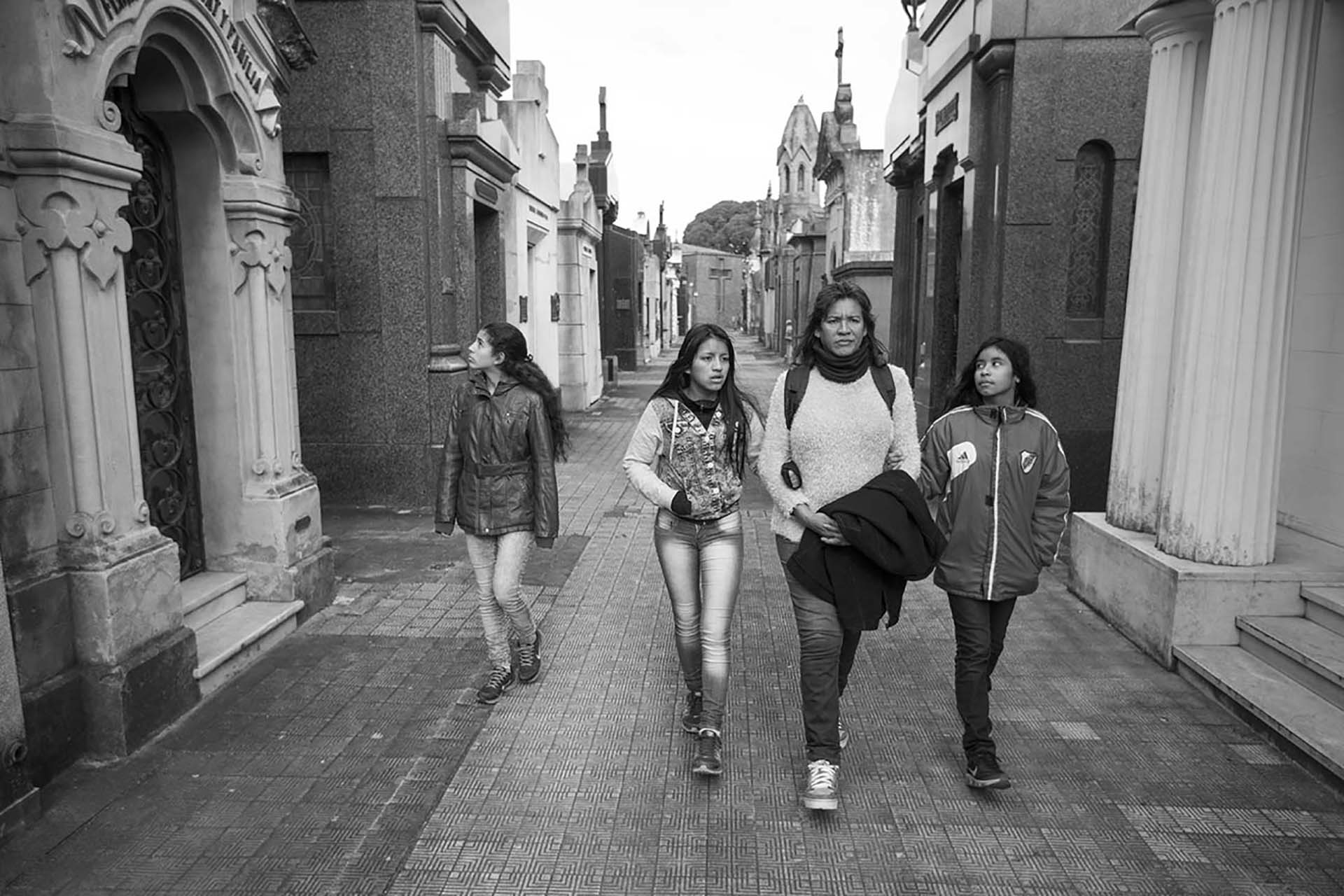 Cinthia y sus hijas en el Cementerio de Chacarita