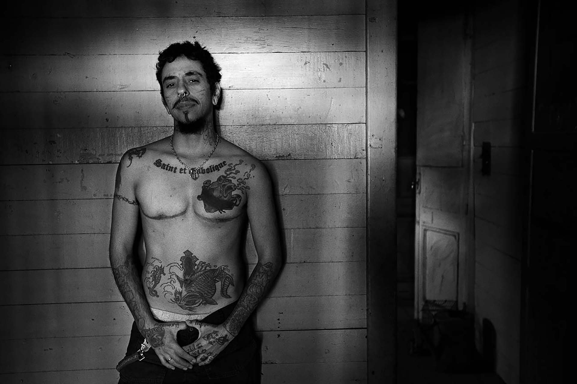 Emmanuel Valentino Fernández es un varón trans que “salió del closet” cuando tenía 30 años y atravesó una profunda transformación. Hoy trabaja como tatuador.