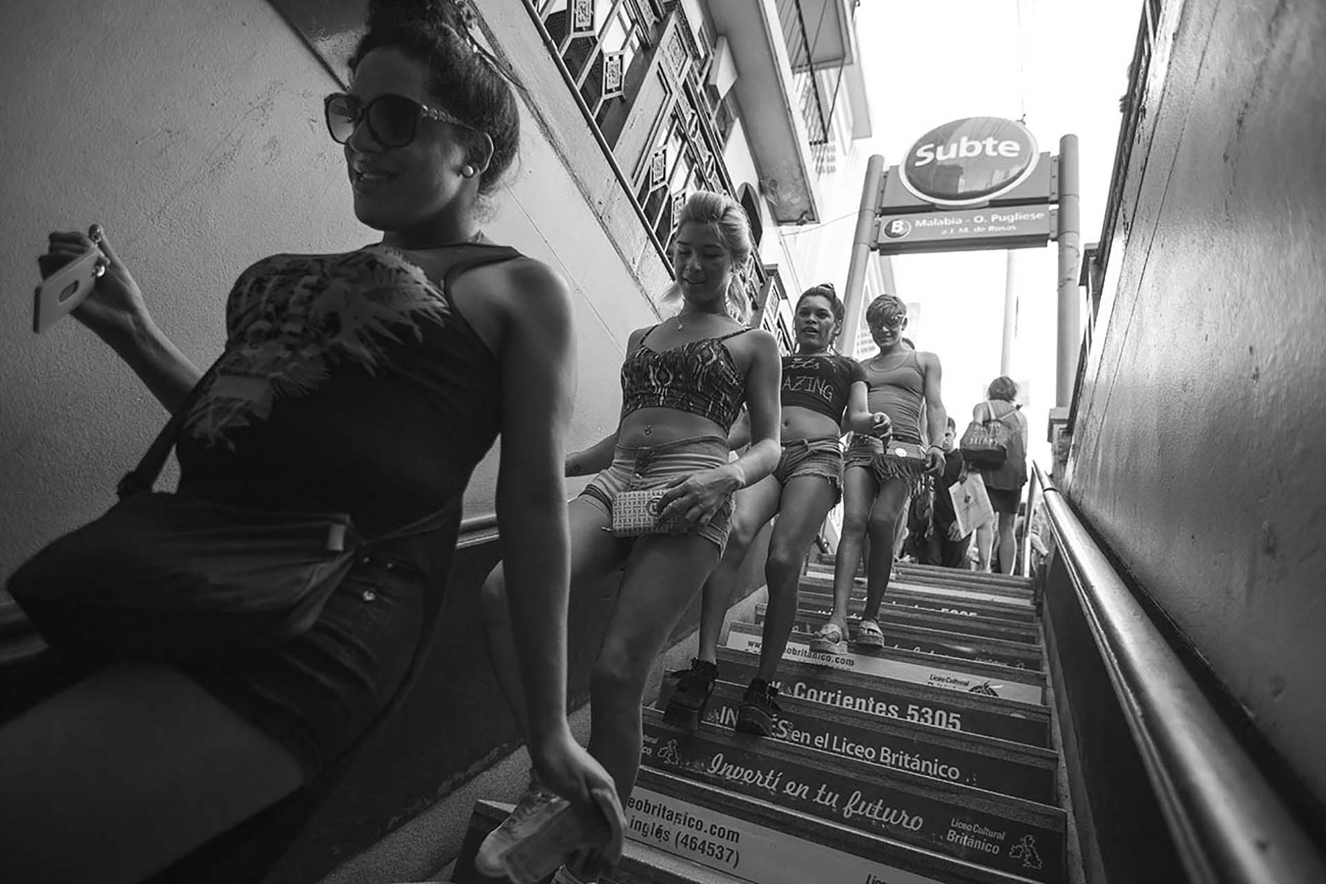 Las chicas de El Gondolín yendo a clases al Bachillerato Popular Trans “Mocha Celis”, al lado de la estación de tren de Chacarita