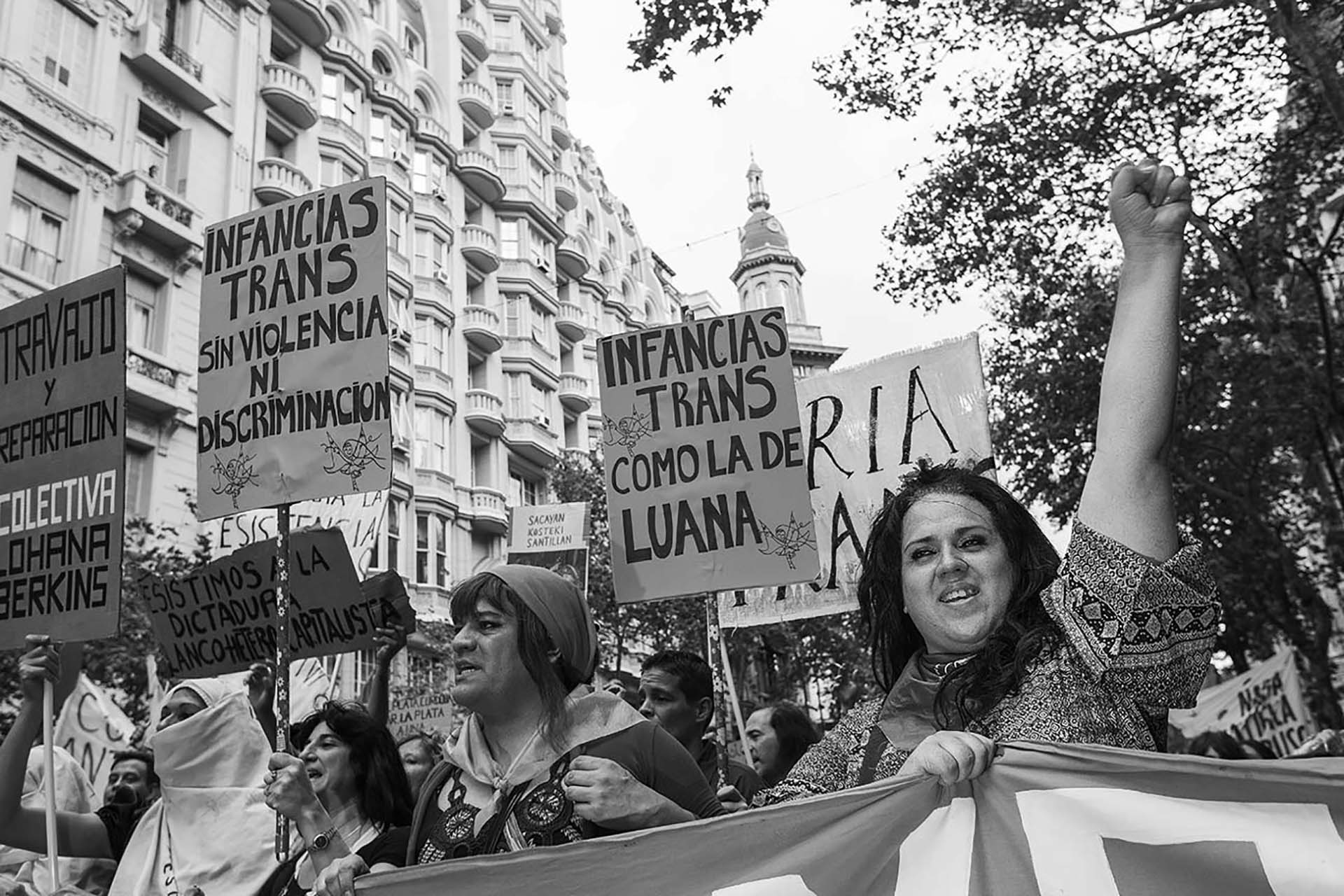 Florencia Guimaraes encabezando una manifestación