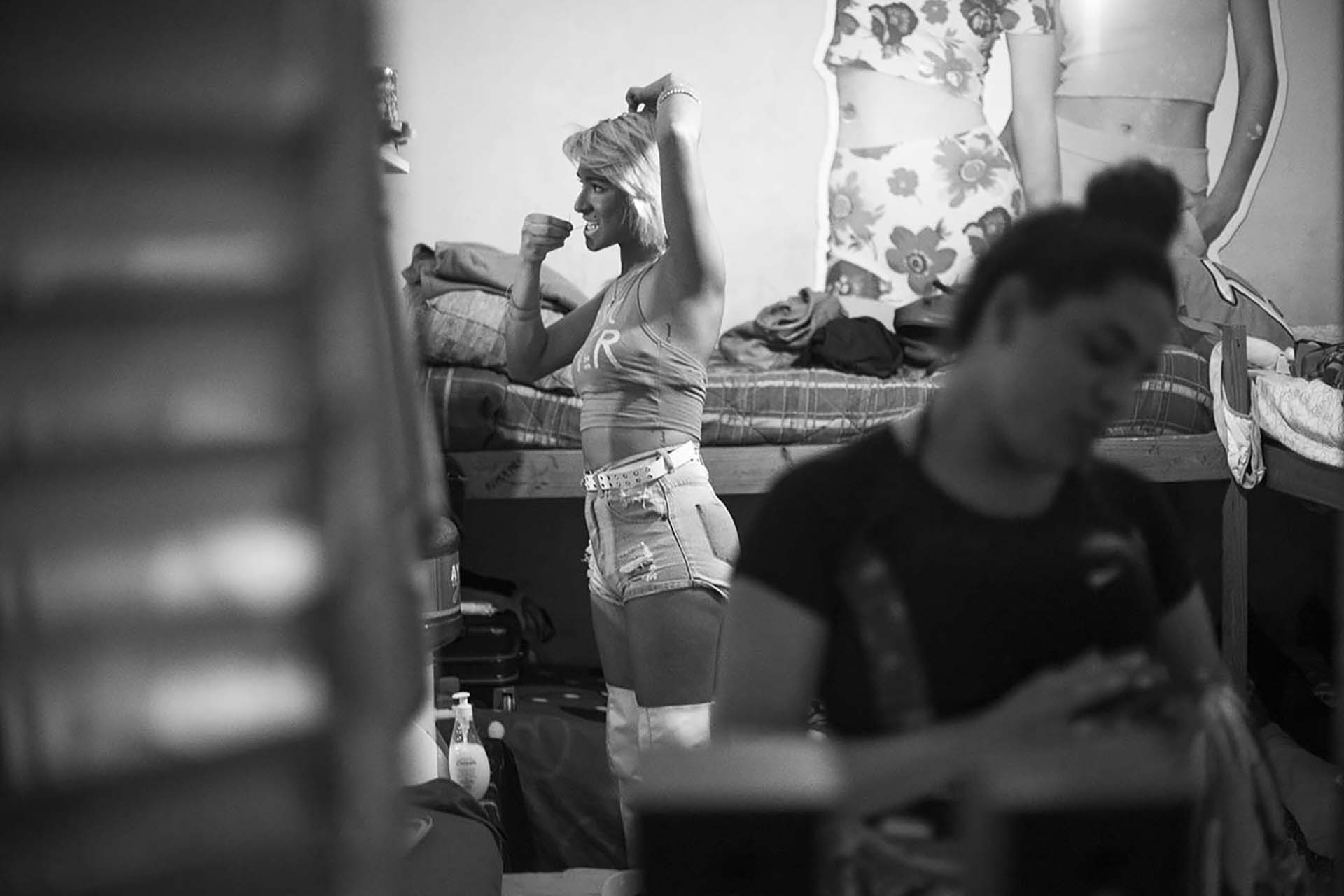 La intimidad de las chicas trans que residen en El Gondolín, alistándose para trabajar