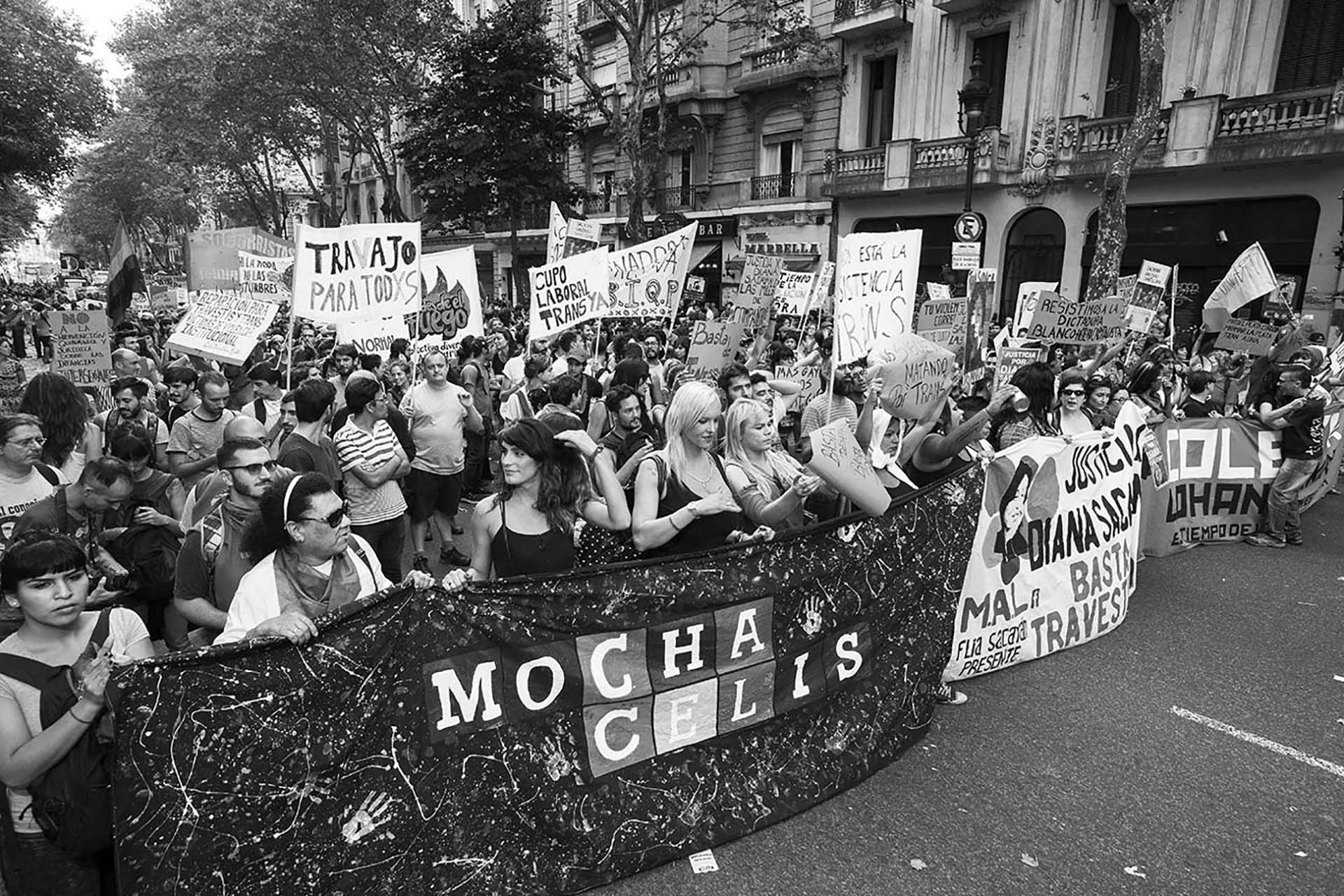 La comunidad educativa del Mocha Celis, manifestándose por los derechos de las personas trans
