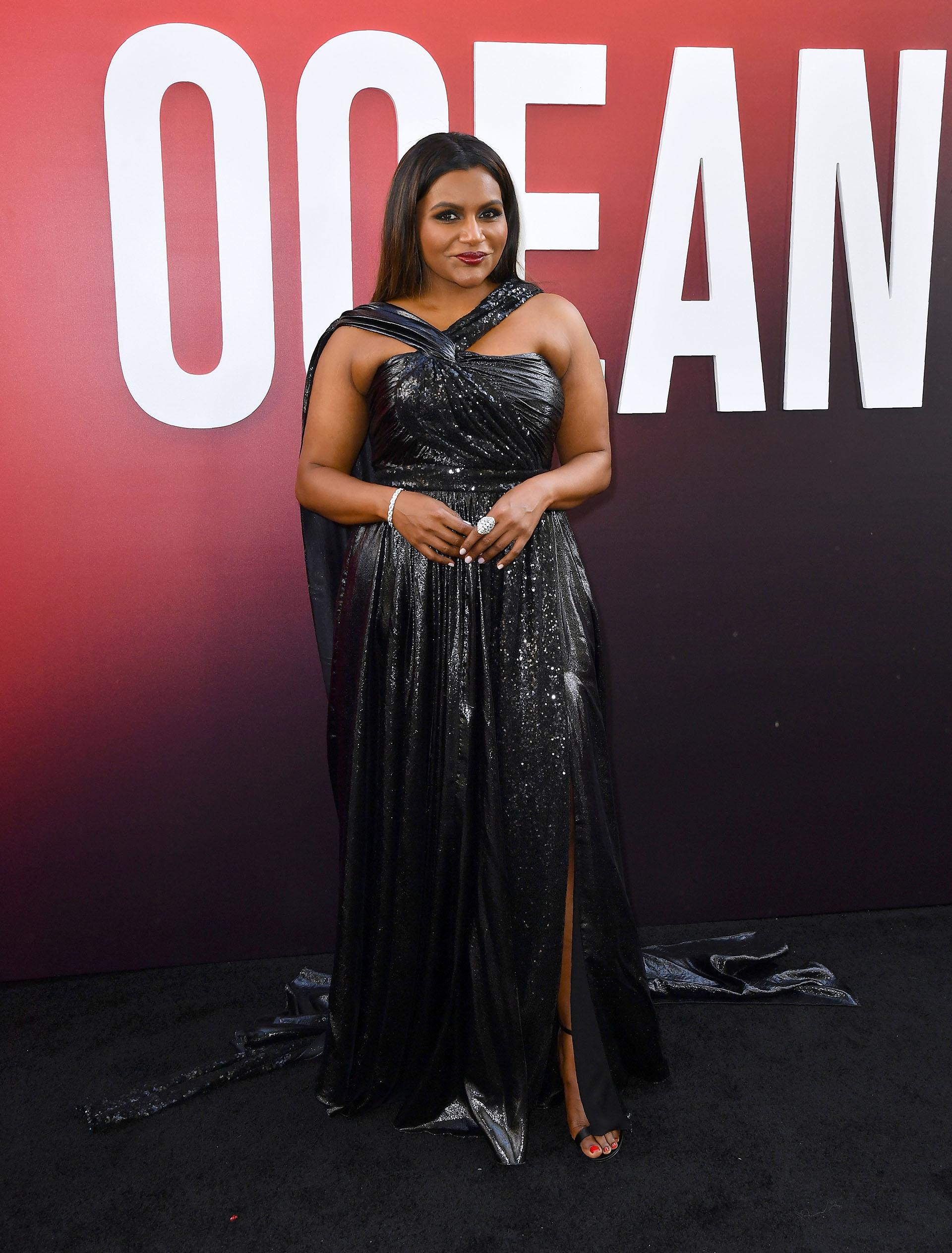 Mindy Kaling se decantó por este diseño con brillos y cuello alto