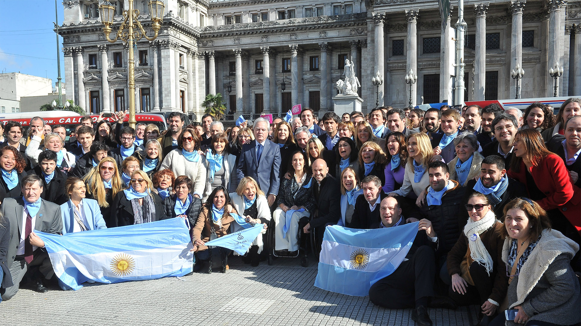 Para la foto posaron el ministro de Economía bonaerense, Hernán Lacunza, el senador Federico Pinedo, el ministro de Transporte, Guillermo Dietrich, la secretaria de Infraestructura Urbana de la Nación, Marina Klemensiewicz, el concejal Carlos Regazzoni, el ministro de Modernización Andrés Ibarra y el ministro de Finanzas, Luis Caputo, Joaquín de la Torre, ministro de Gobierno de la Provincia, y Leonardo Sarquis, ministro de Agricultura bonaerense, entre otros