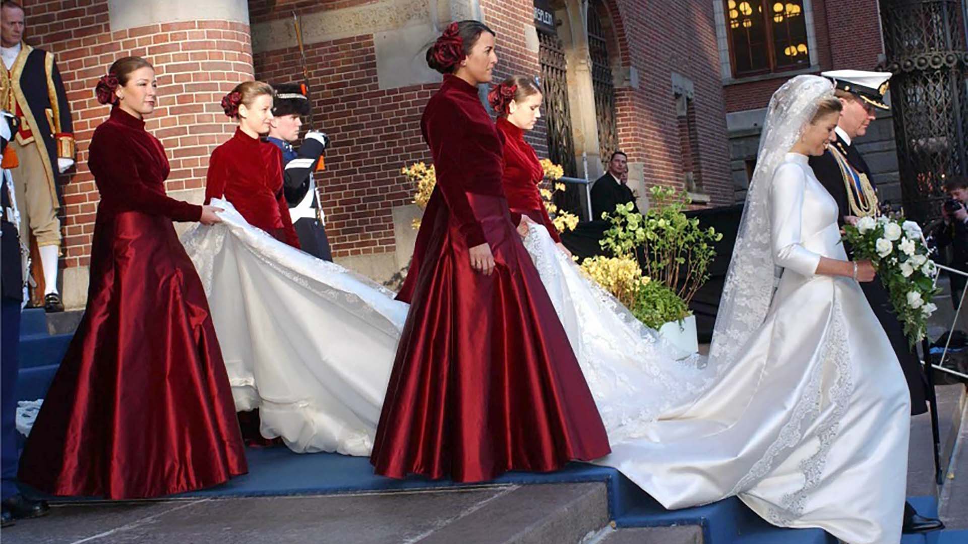 Inesita (la primera detrás del novio) también había sido la gran cómplice de su hermana mayor cuando Máxima presentó a Guillermo oficialmente a la familia. Fue en Bariloche, donde los Zorreguieta tenían su casa de veraneo. Esa noche, luego de la cena, Máxima compartió habitación con Inés y Guillermo durmió solo en otro cuarto