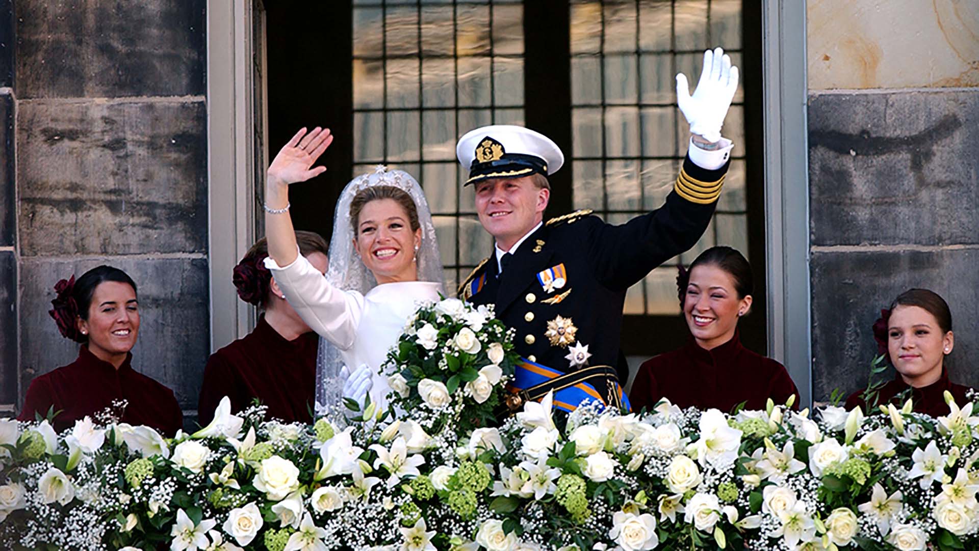 En el balcón Máxima, ya princesa, saluda al pueblo de Holanda. Inés (la última a la derecha) cumplió perfectamente su papel y sorprendió a los miembros de la corona