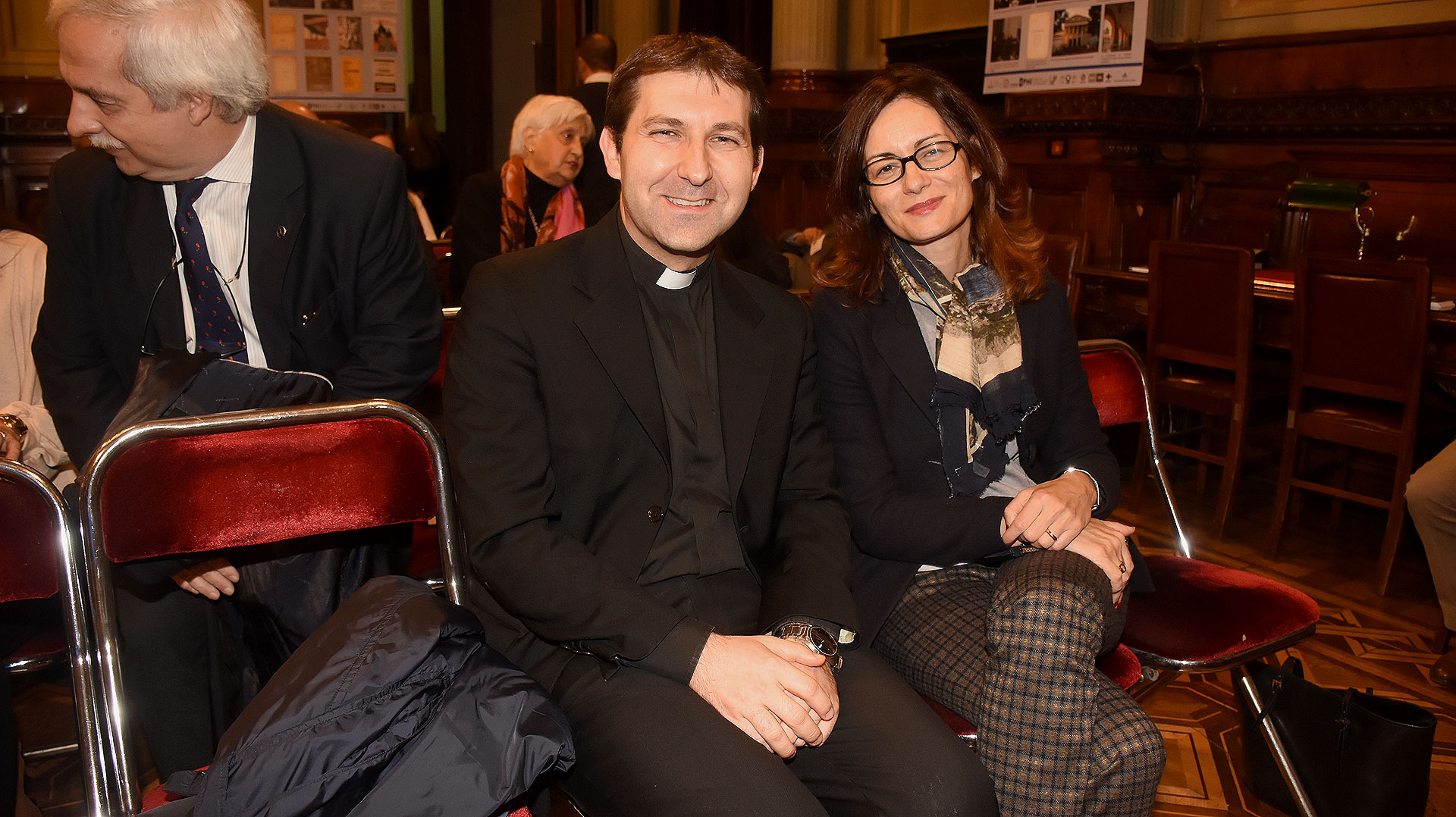 Monseñor Vicenzo Turturro, encargado de negocios de la nunciatura apostólica y Alma Hado Manzo, esposa del embajadora italiano en Buenos Aires