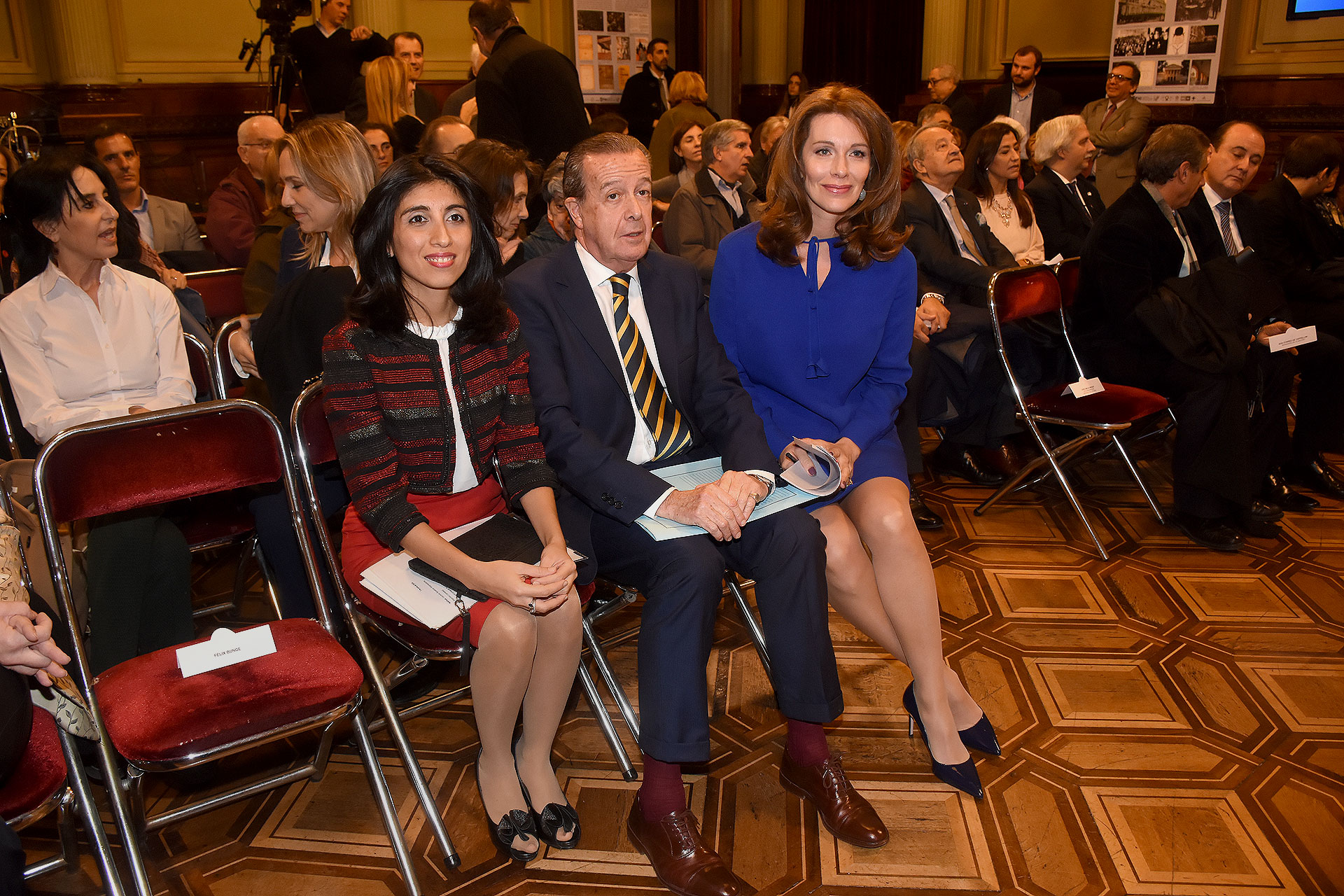 La licenciada y expositora del panel, Cintia Daniela Suárez, el historiador Alejandro Olmos Gaona y la periodista italiana Nunzia Locatelli, autora del libro “Descalza”, que recorre la fascinante historia de la beata