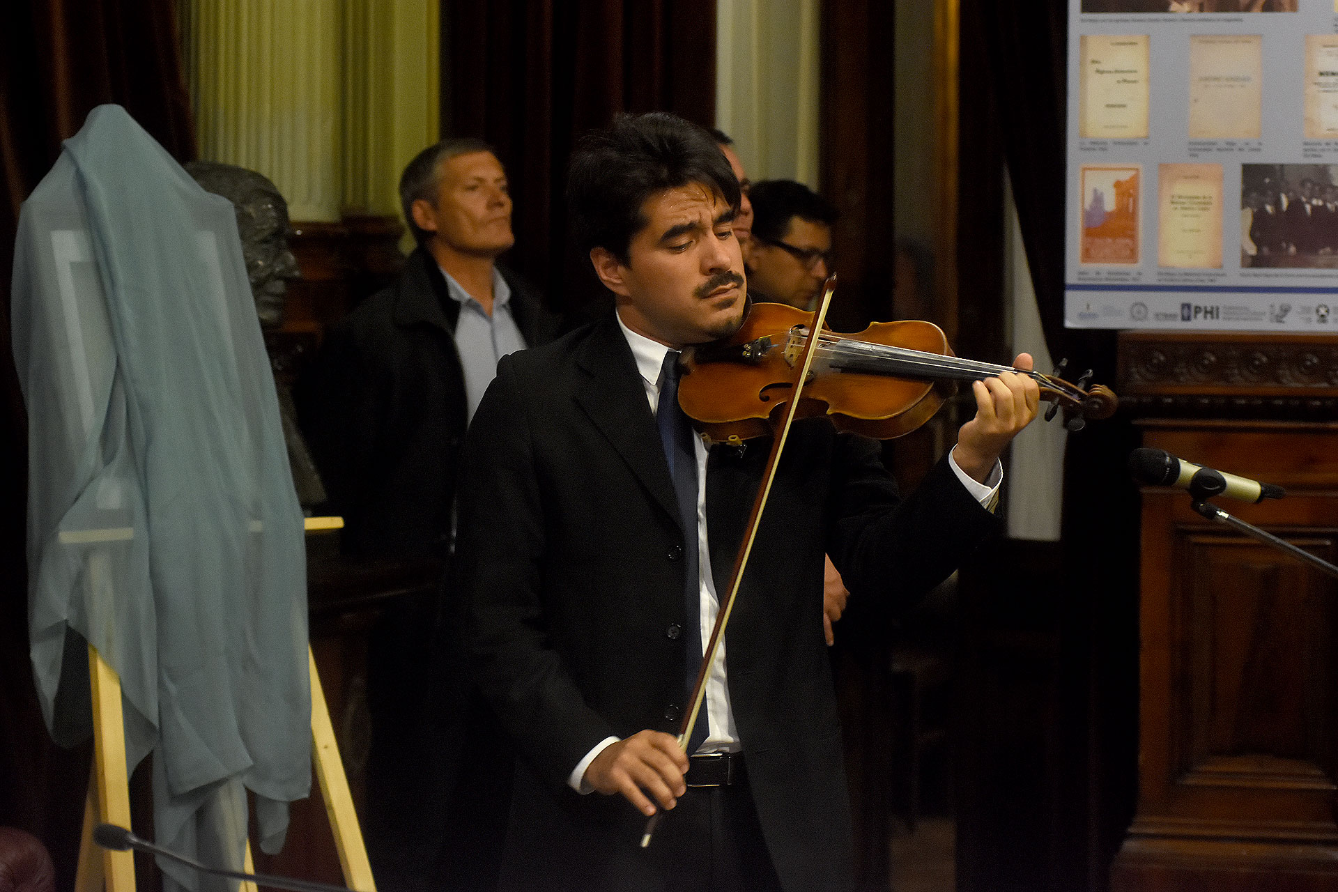 El homenaje comenzó con la presentación Catriel Galán músico de la orquesta de cámara del Congreso-las estrofas del himno nacional