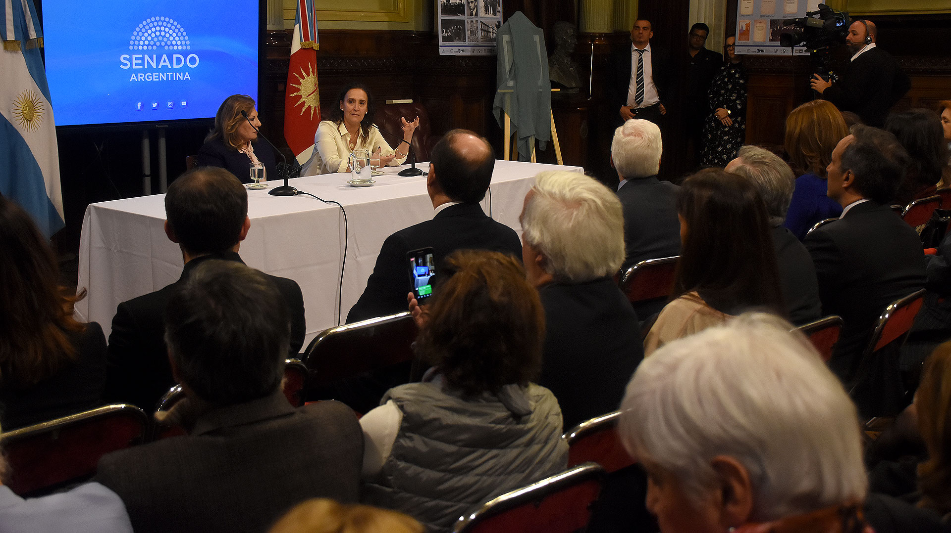 La vicepresidente de la Nación, Gabriela Michetti, quién es devota y se mostró emocionada presidió el recocimiento a la beata María Antonia de Paz y Figueroa, más conocida como Mama Antula, “mujer laica y santiagueña”, en el Salón Salón Arturo Illia del Honorable Senado de la Nación.