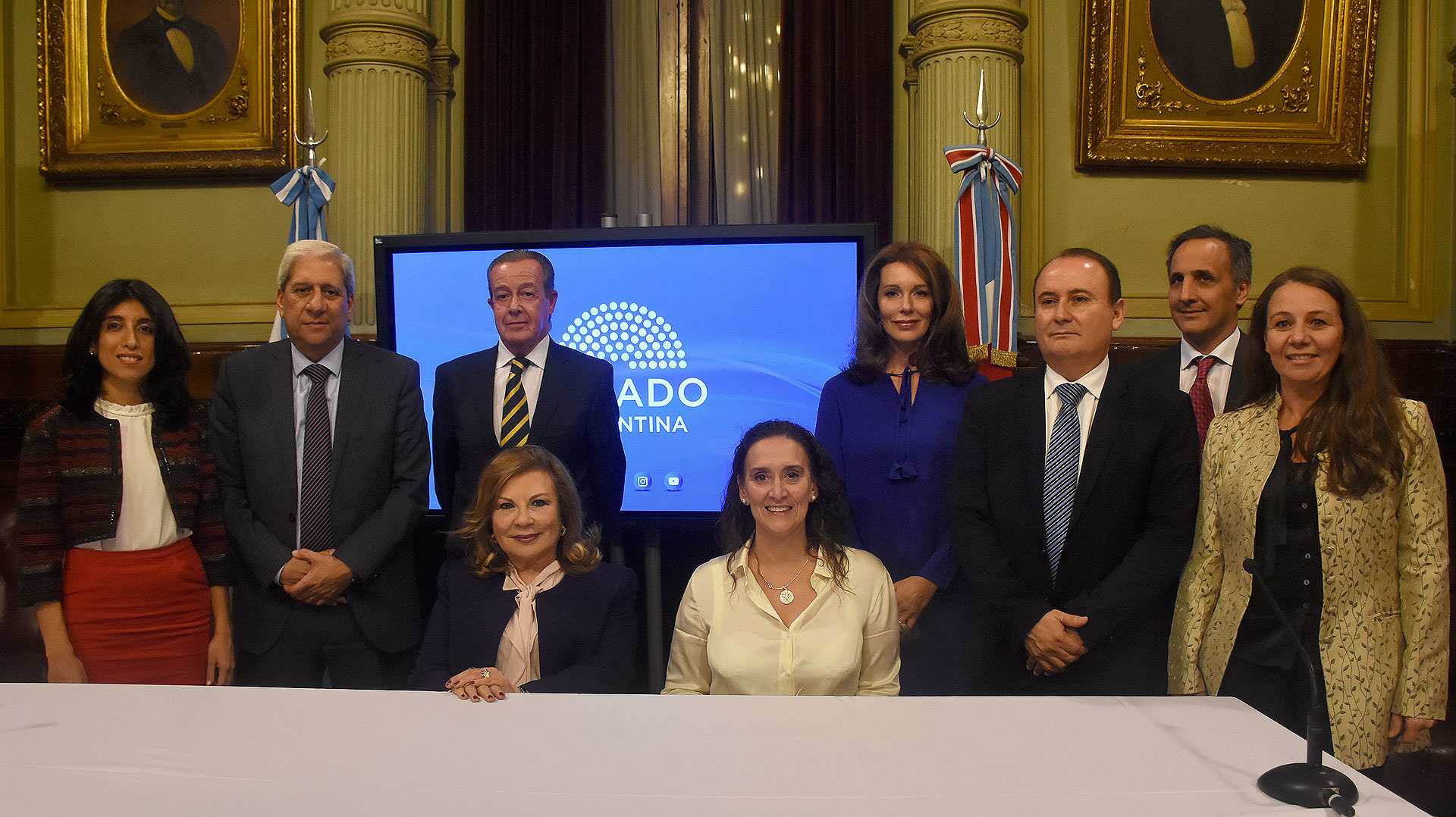 De izquierda a derecha, la licenciada Cintia Daniela Suárez, el vicegobernador de Santiago del Estero, José Emilio Neder, el historiador Alejandro Olmos Gaona , sentada la senadora nacional Ada Itúrrez de Cappellini y la vicepresidente de la Nación Gabriela Micetti, la periodista italiana Nunzia Locatelli, el senador provincial Gerardo Montenegro, Marcos Bulgheroni y la escritora Gisela Garcia
