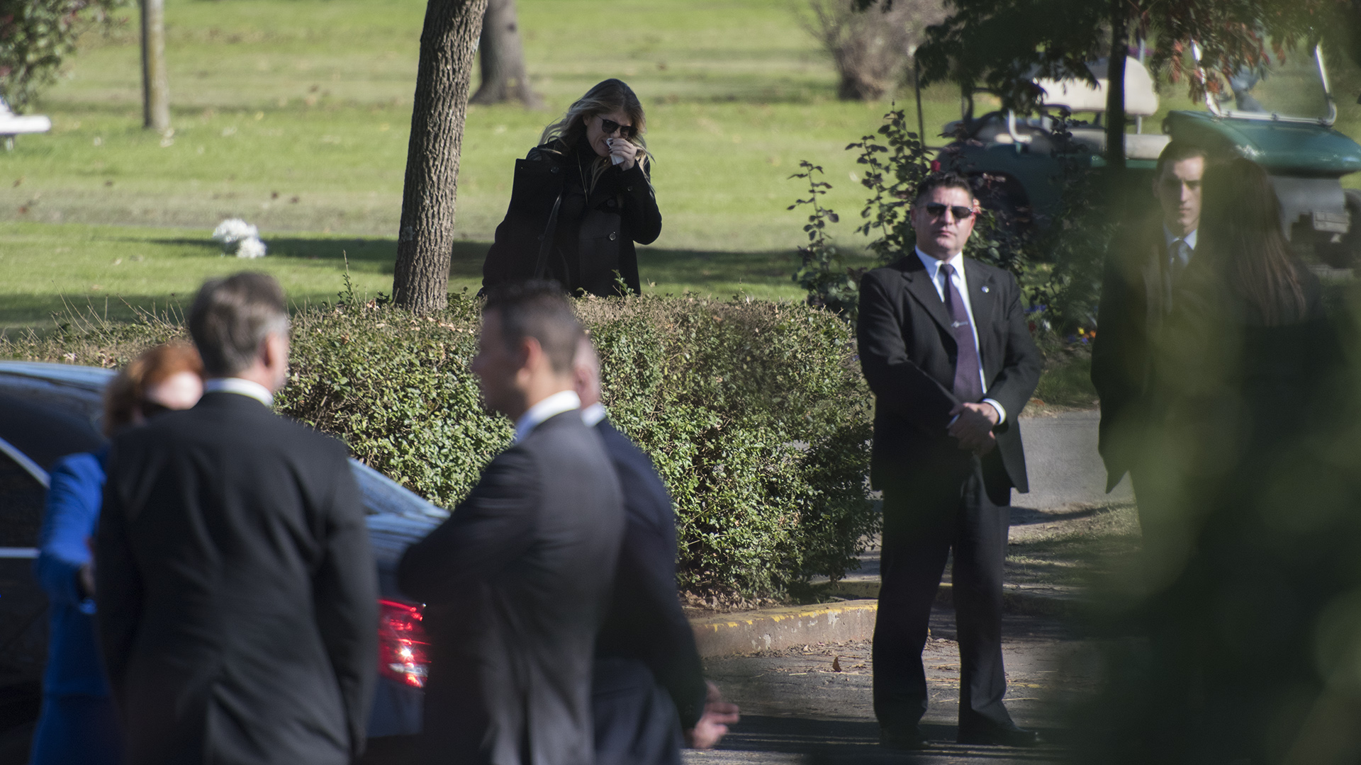 El dolor de las amigas de Máxima en el Parque memorial. Entre los presentes estuvieron Benito Fernández, quien vistió a Inesita para el bautismo de Ariadna -de quien era madrina- en 2007 y Chufy Sánchez Barrenechea (Adrián Escandar)