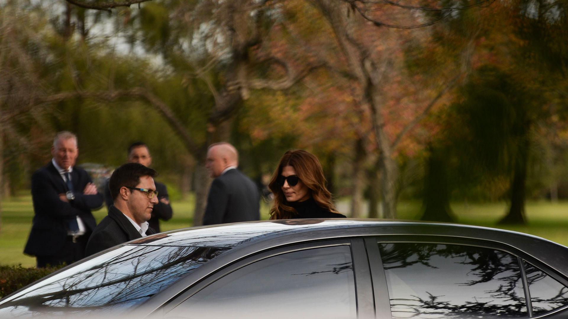 Juliana Awada, de riguroso negro, fue una de las primeras en arribar al Memorial para el último adiós a Inesita