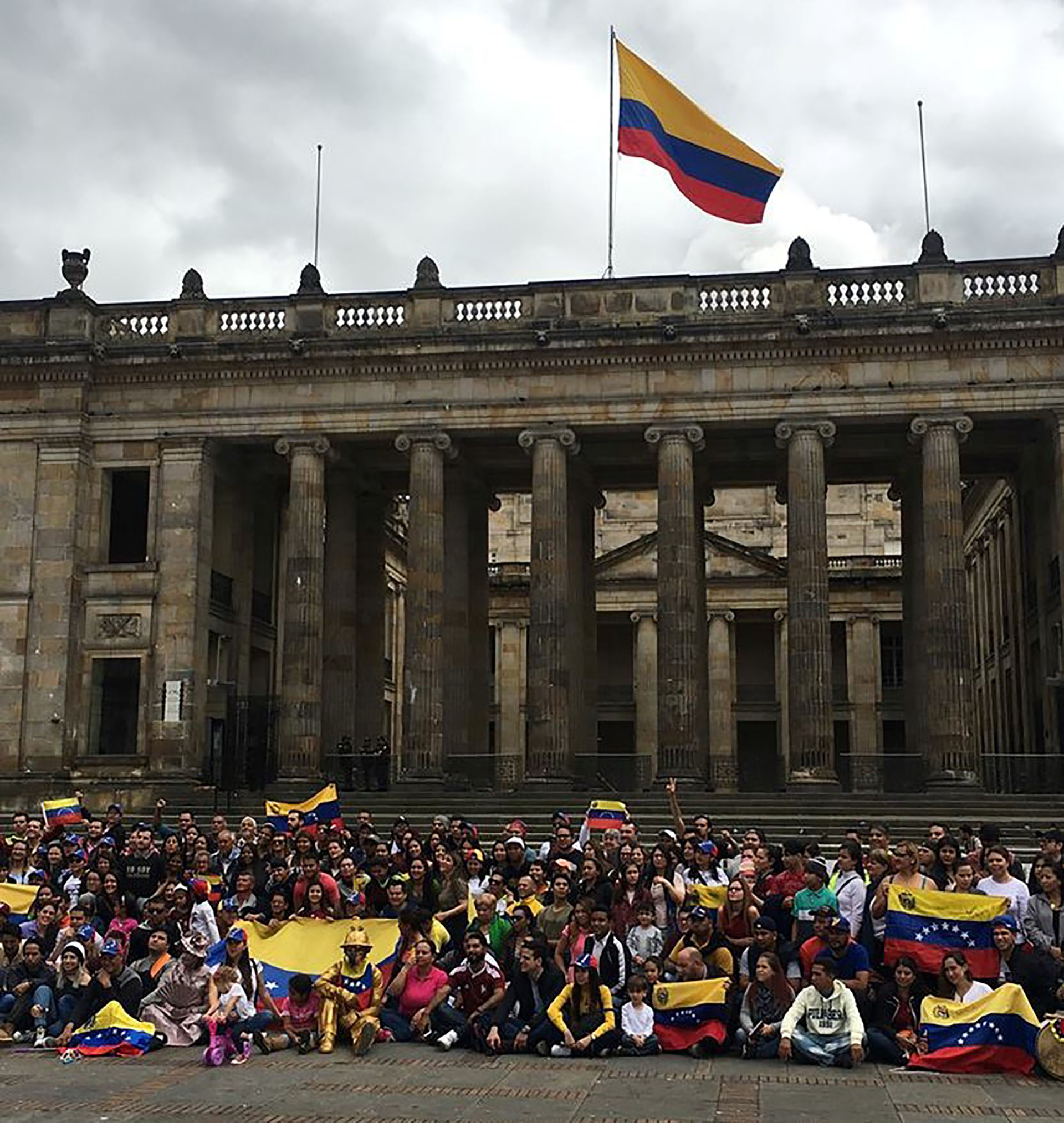 Reunión de venezolanos en la Plaza de Bolívar de Bogotá.