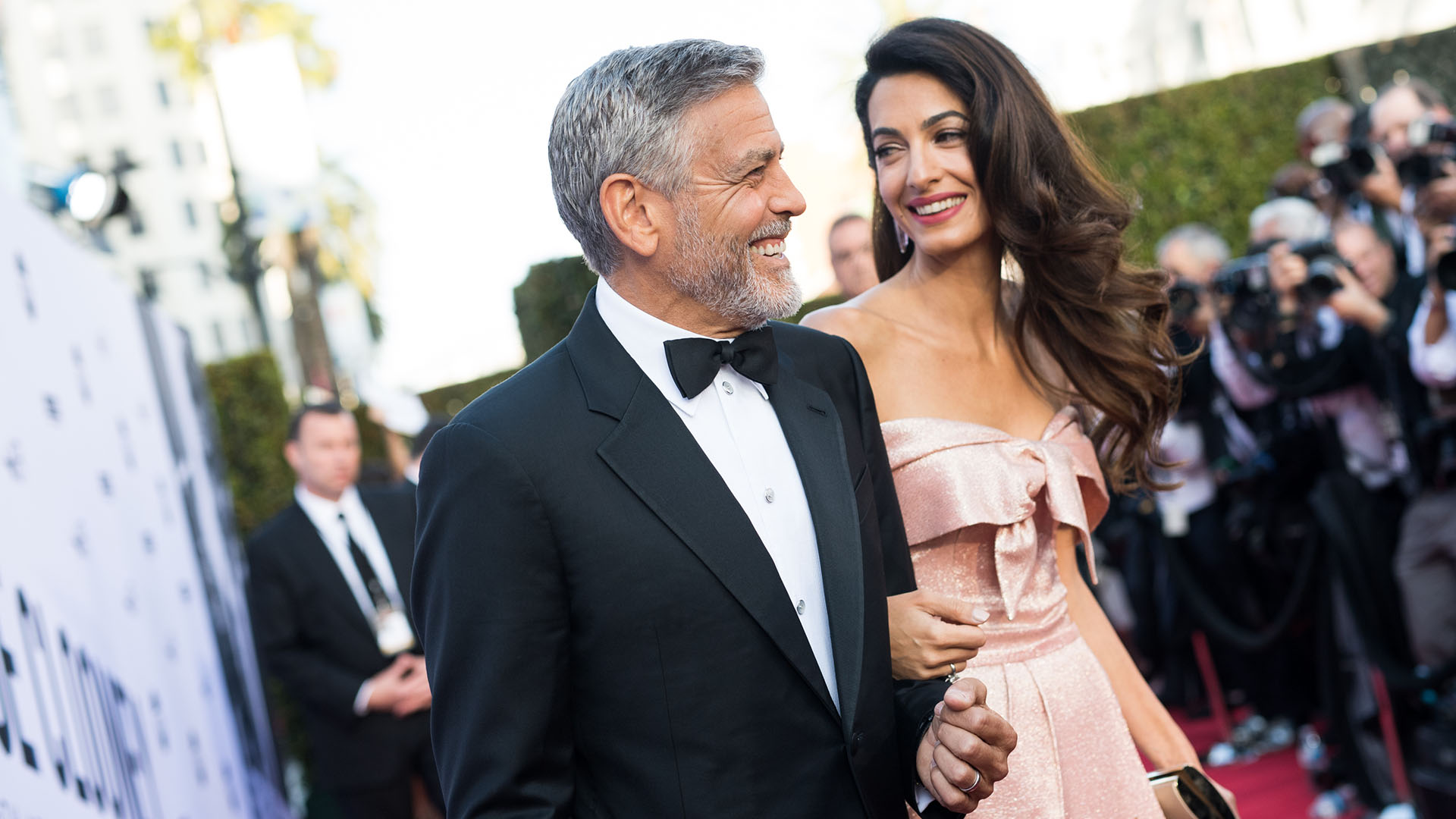 A los 57 años, George Clooney se encuentra en una etapa de plenitud, tanto en lo personal como en lo profesional. Acompañado por su esposa, Amal Clooney, recibió el premio honorario del American Film Institute (AFI)