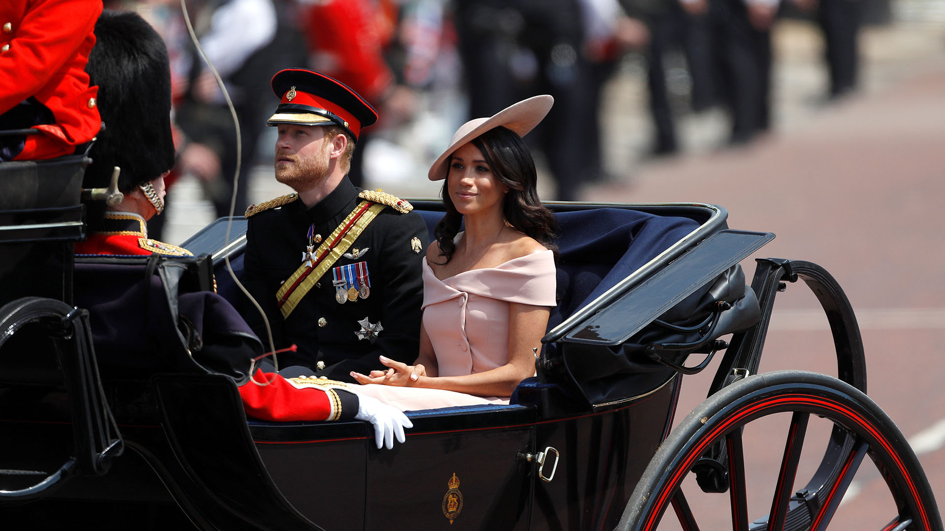Los duques de Sussex, Meghan Markle y el príncipe Harry de Inglaterra, en la celebración del 70º cumpleaños del príncipe de Gales, en el Palacio de Buckingham el 22 de mayo de 2018 (POOL/AFP – Dominic Lipinski)