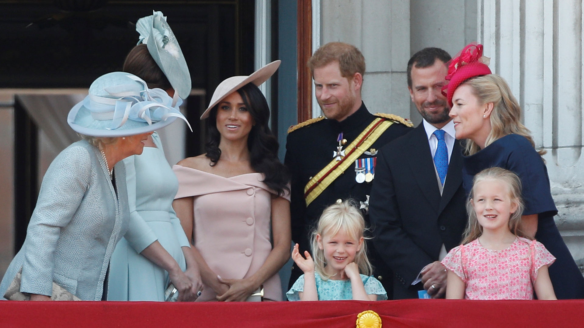 Meghan Markle eligió un diseño de Carolina Herrera para su presencia en el desfile en honor a la reina Isabel