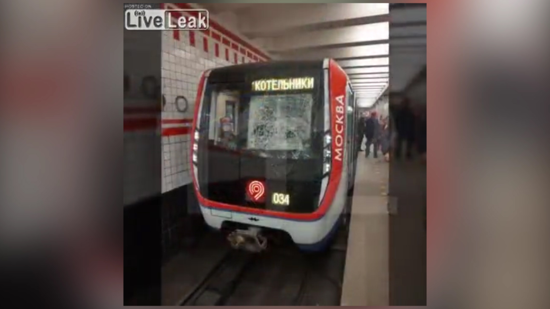 El parabrisas del tren, astillado