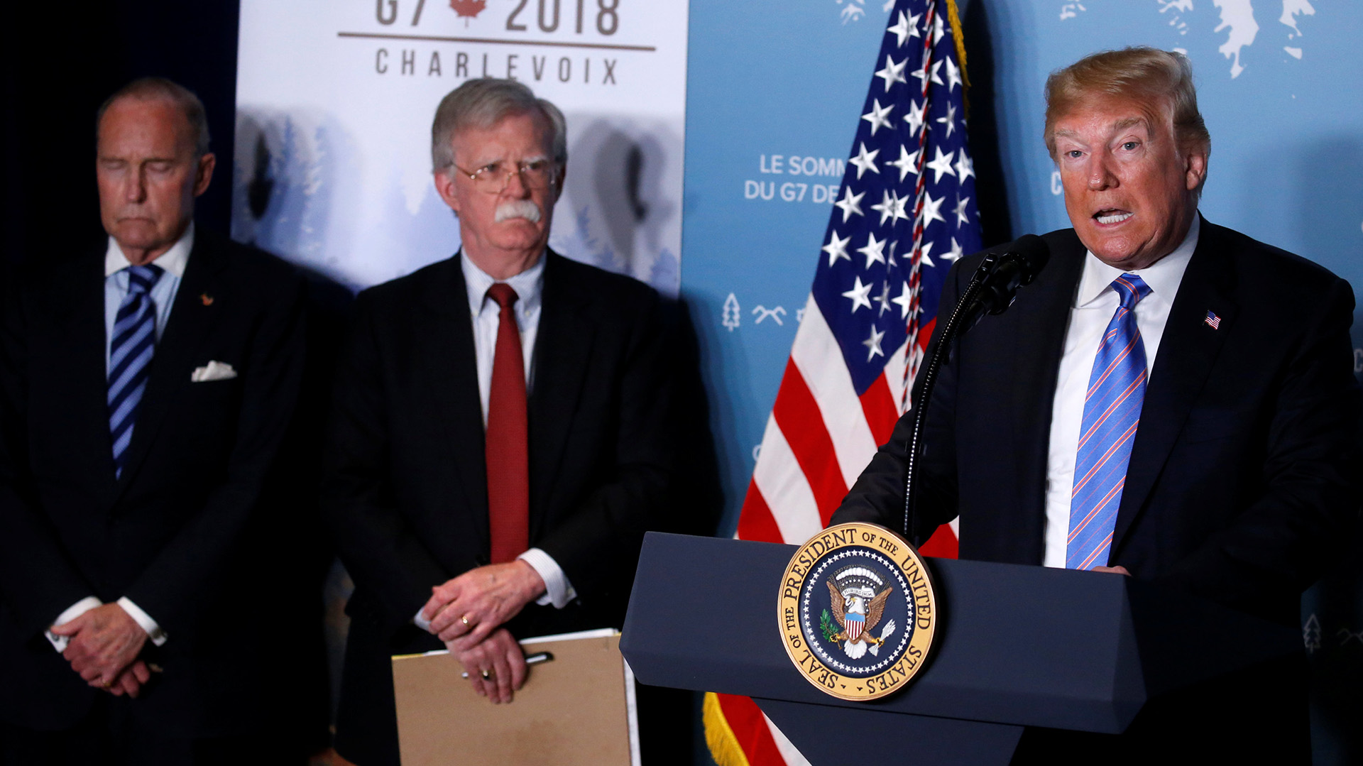 Jonh Bolton, asesor de Seguridad Nacional e impulsor de la línea dura contra Irán, mira al presidente Donald Trump durante una conferencia de prensa en Canadá (Reuters)