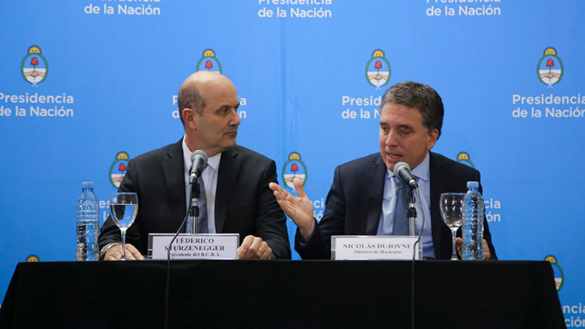 El ministro de Hacienda, Nicolás Dujovne, junto al presidente del Banco Central, Federico Sturzenegger, en la conferencia de prensa en la que anunciaron el acuerdo con el FMI