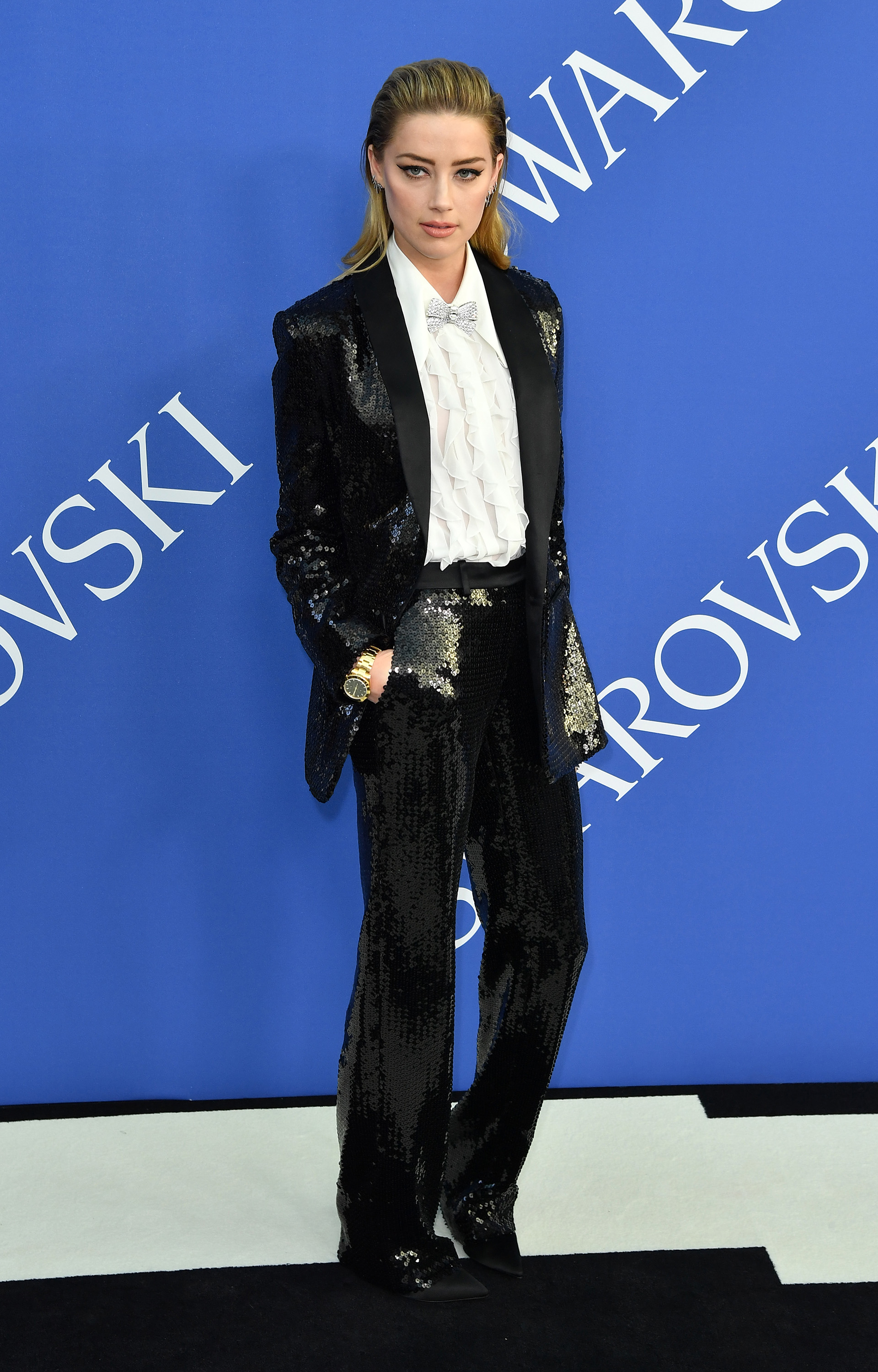 Amber Heard con un smoking de paillettes