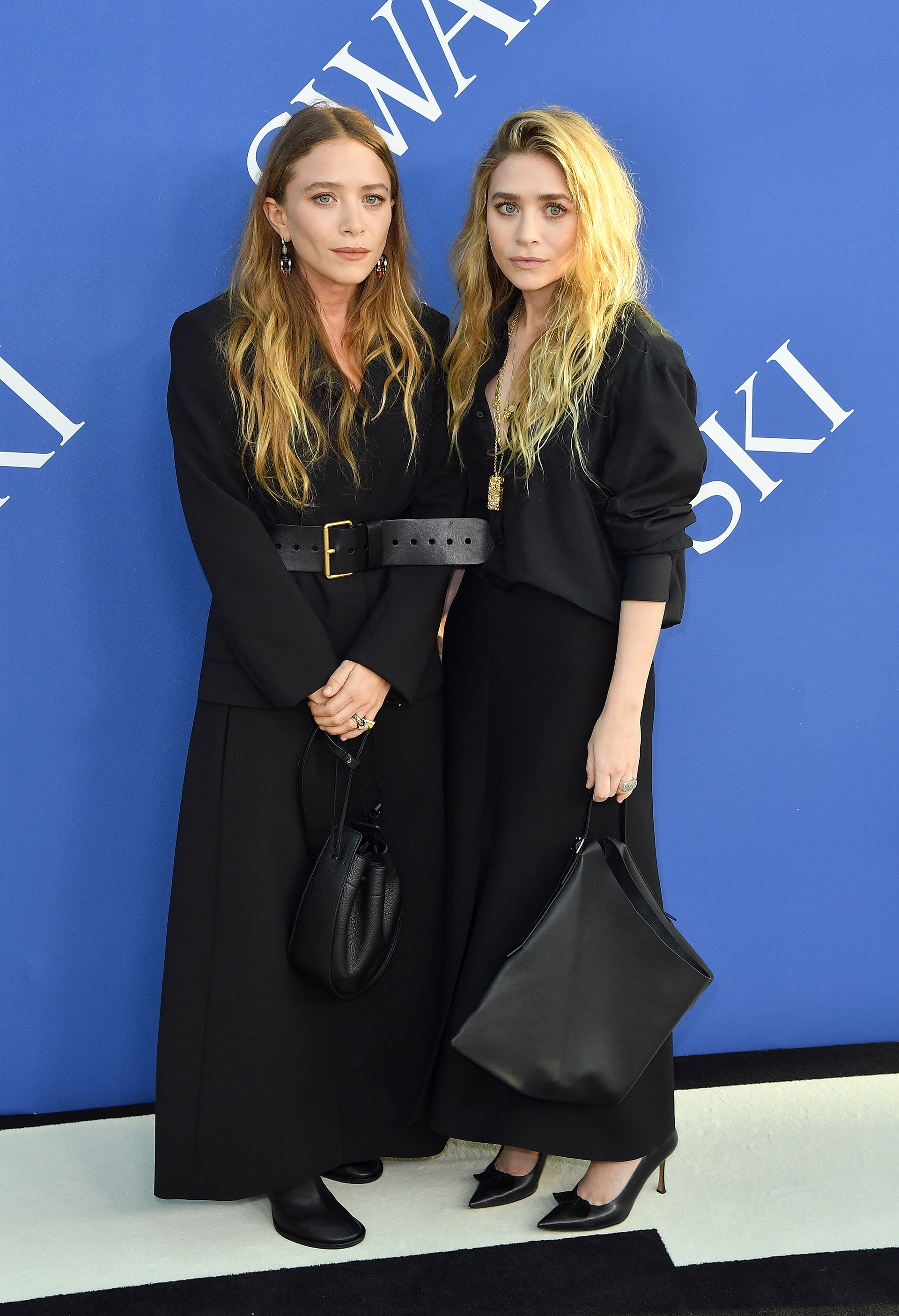 Mary-Kate Olsen y Ashley Olsen en un look total black /// Fotos: AFP