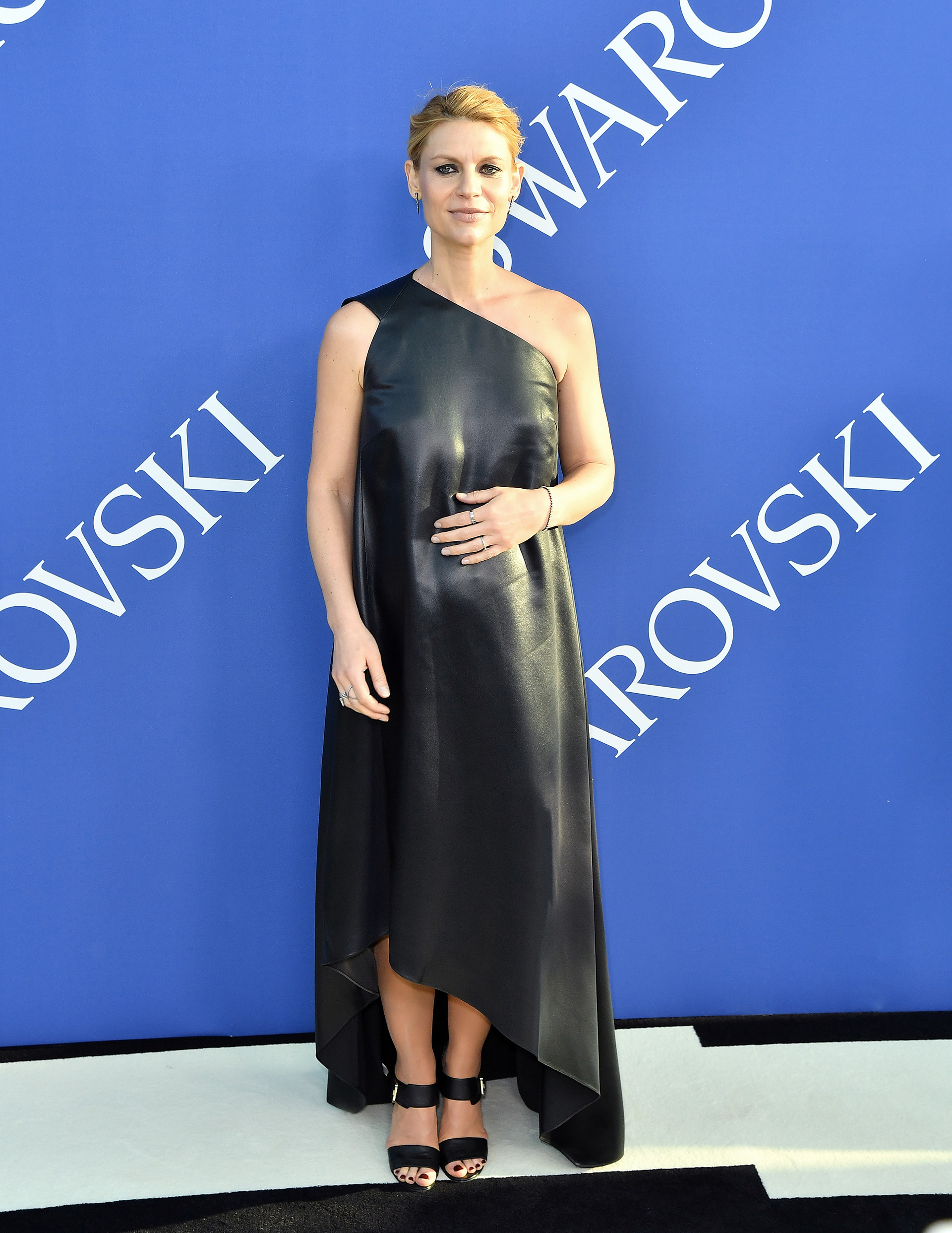 Claire Danes con un vestido engomado y de un solo hombro