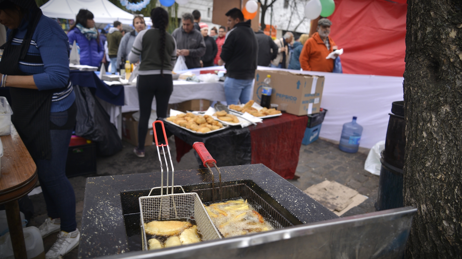 Empanadas y papas fritas en uno de los puestos de comida