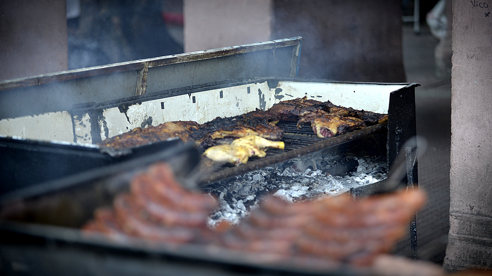 Asado, pollo y choripanes para vender. Una de las comidas que más atrajeron a los visitantes