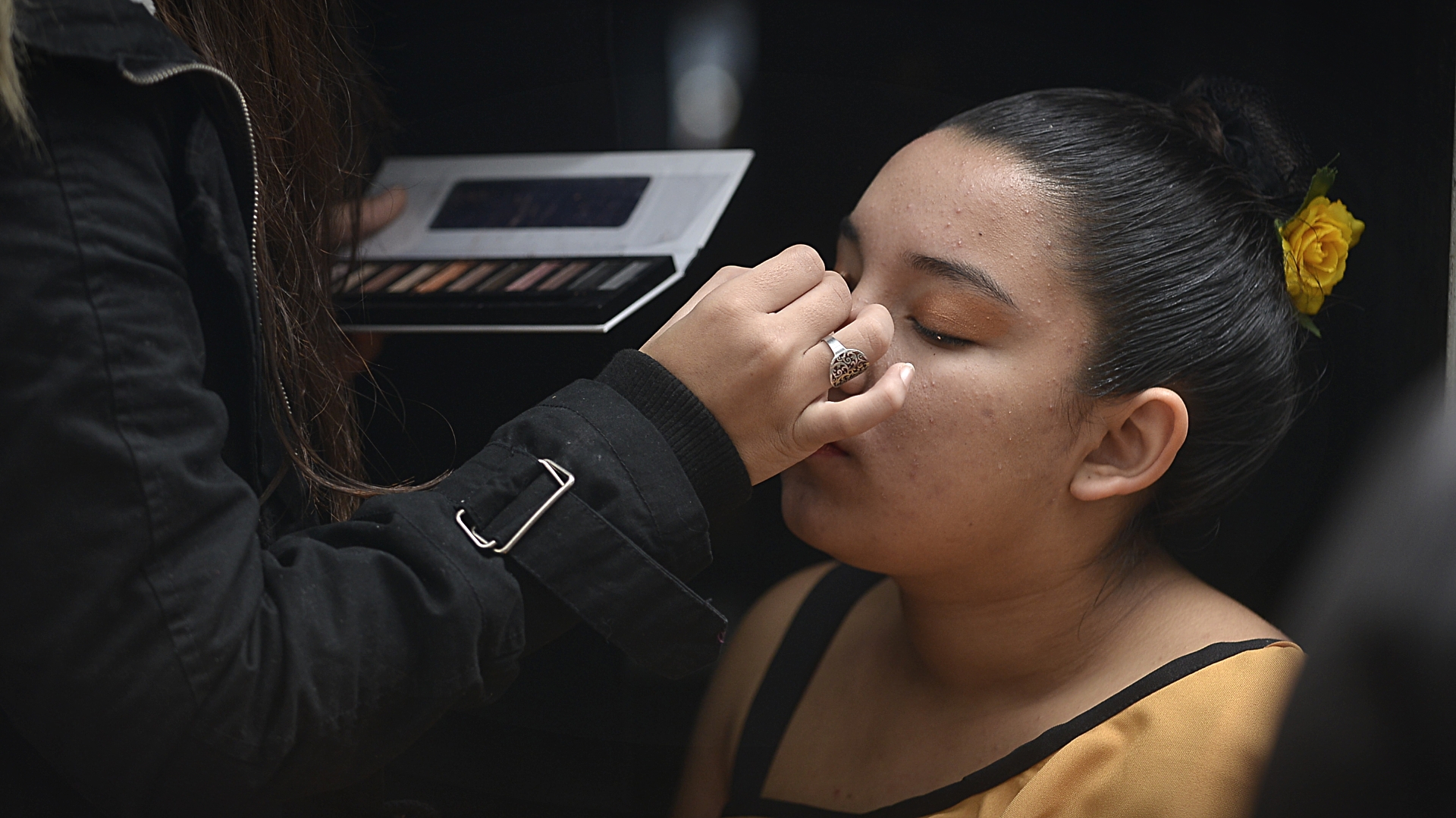 El instante en que una bailarina es maquillada antes de salir a escena