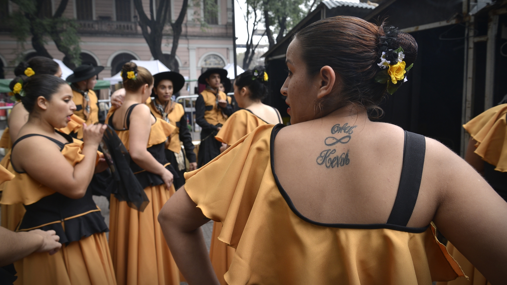 Un grupo de bailarinas antes de salir al escenario