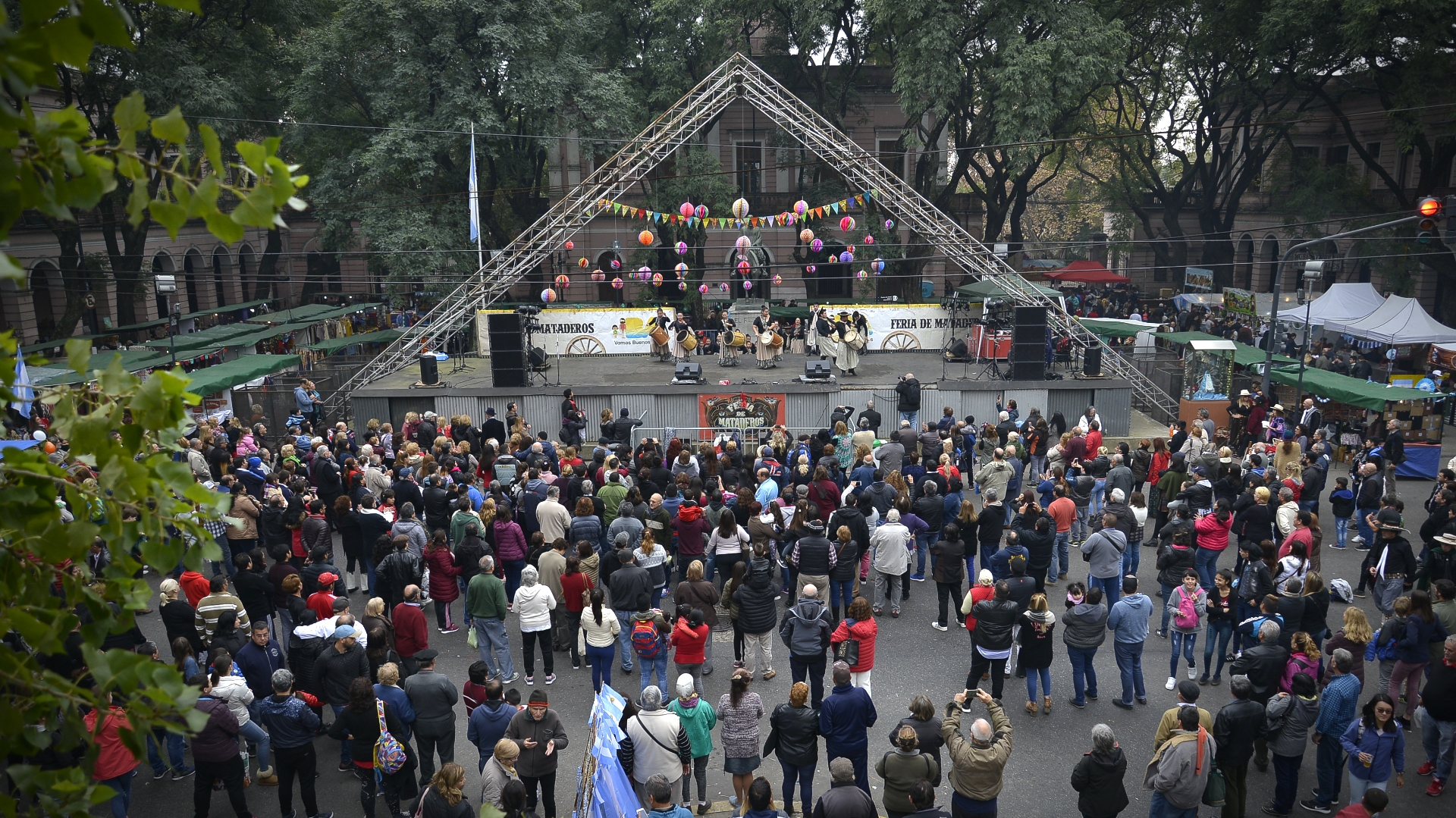 El frío no fue una barrera para que los visitantes paseen por la feria