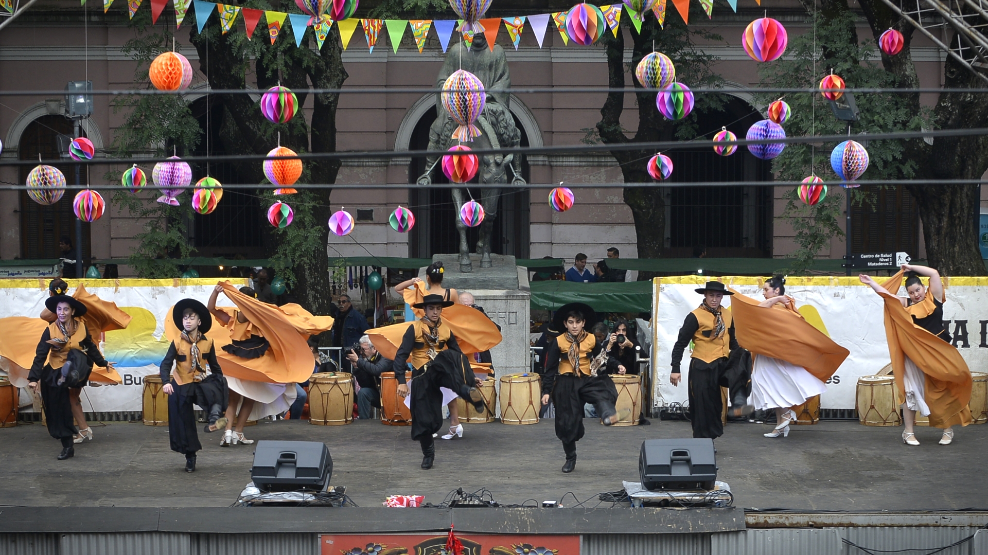 Una chacarera arriba del escenario principal