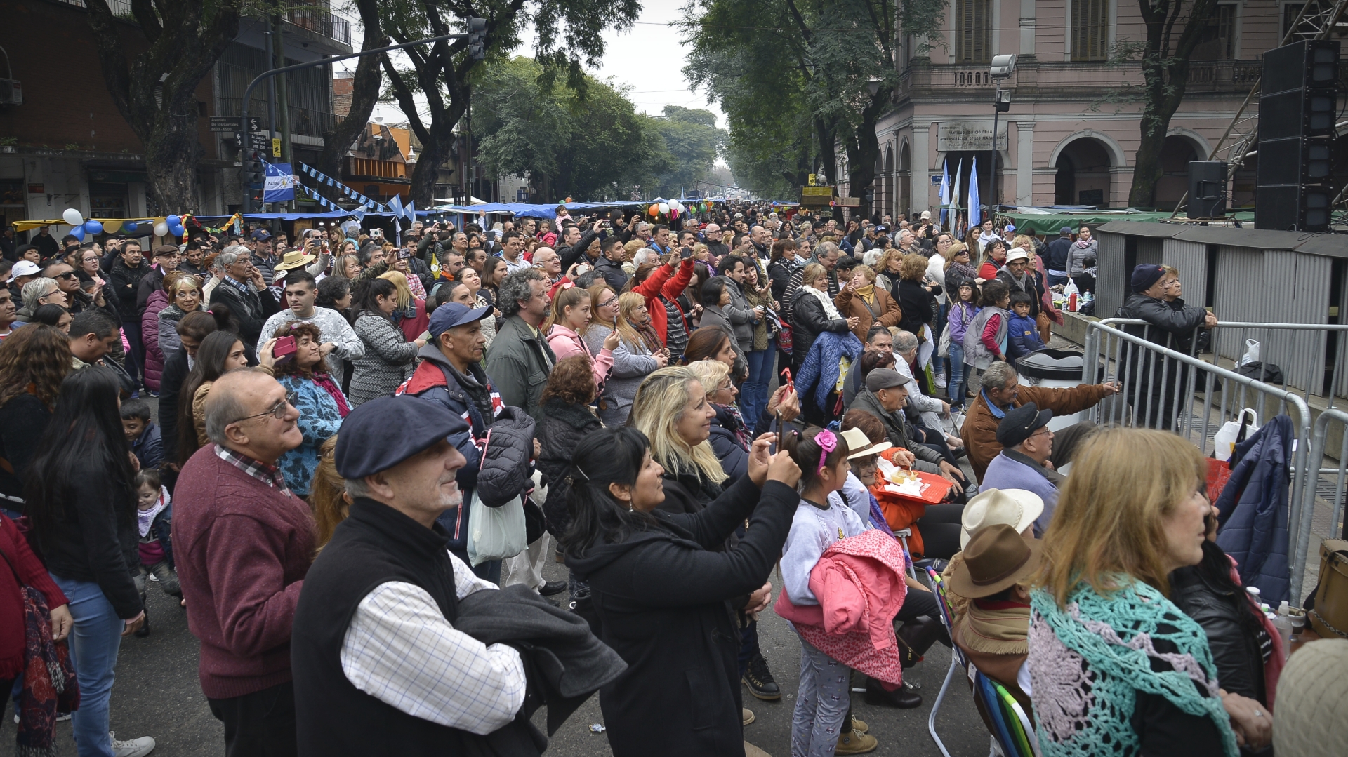 Los visitantes durante uno de los números musicales